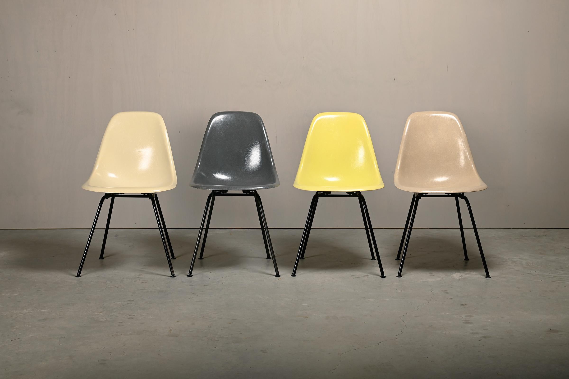 Milieu du XXe siècle Charles & Ray Eames DSX ensemble de chaises d'appoint en fibre de verre multicolore pour Herman Miller en vente