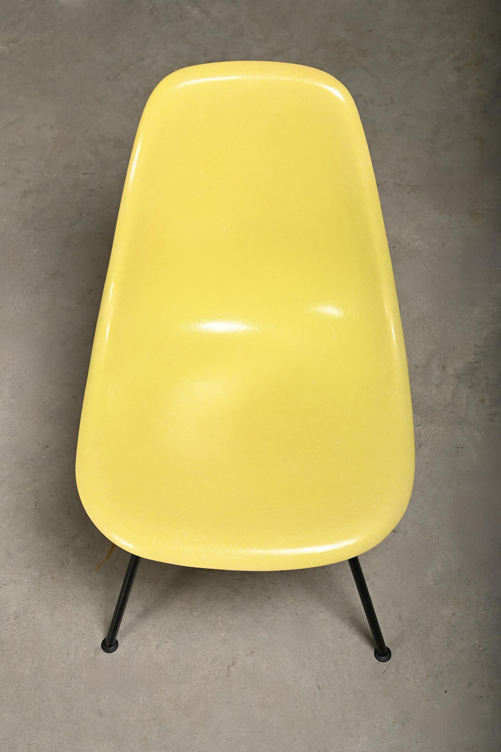 Métal Charles & Ray Eames DSX ensemble de chaises d'appoint en fibre de verre multicolore pour Herman Miller en vente