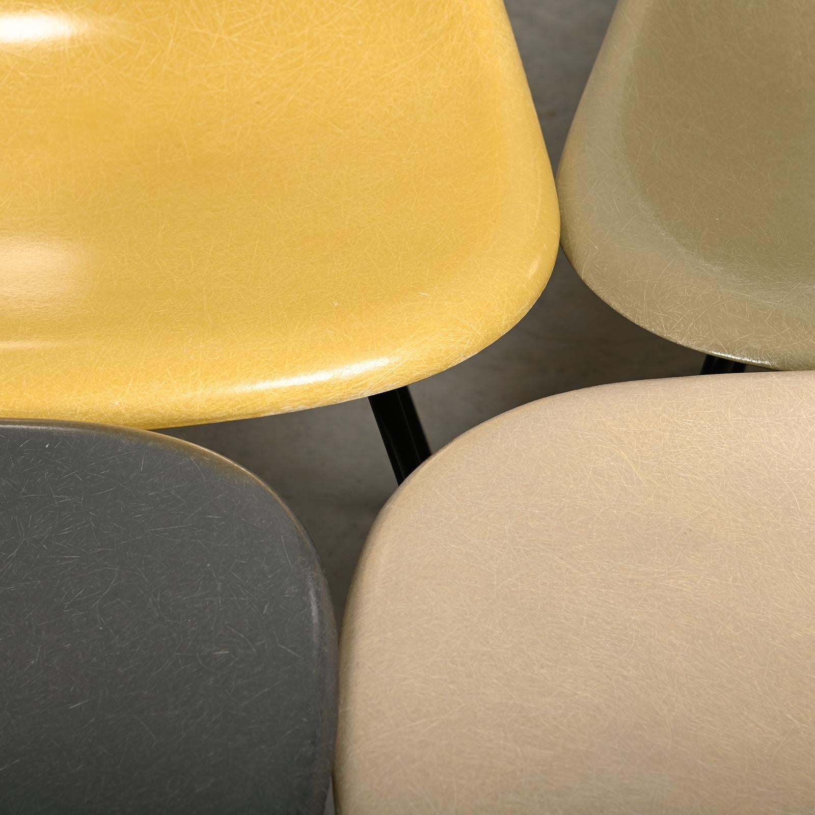 Juego multicolor de sillas auxiliares de fibra de vidrio DSX de Charles and Ray Eames para Herman Miller 1
