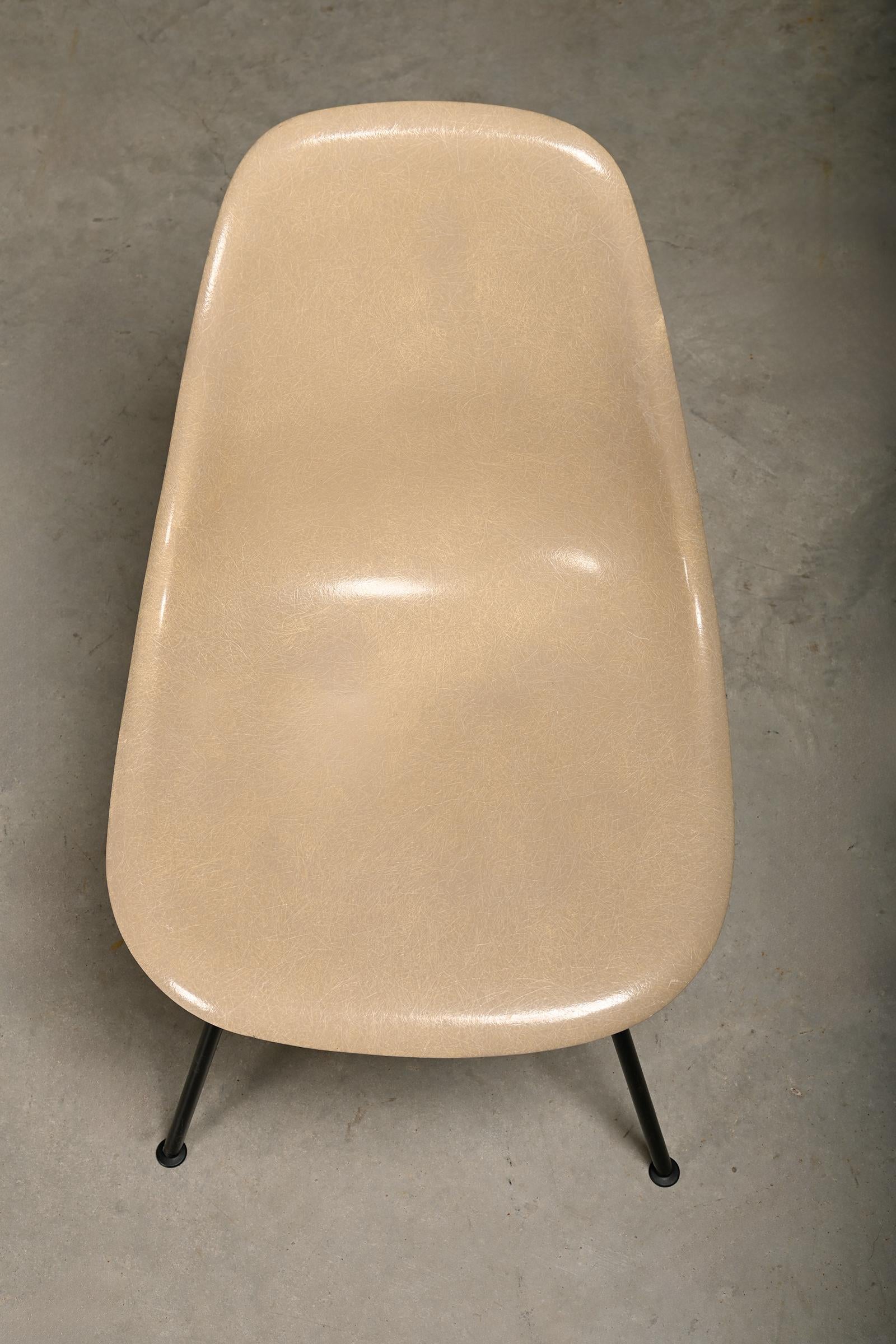 Charles & Ray Eames DSX ensemble de chaises d'appoint en fibre de verre multicolore pour Herman Miller en vente 1