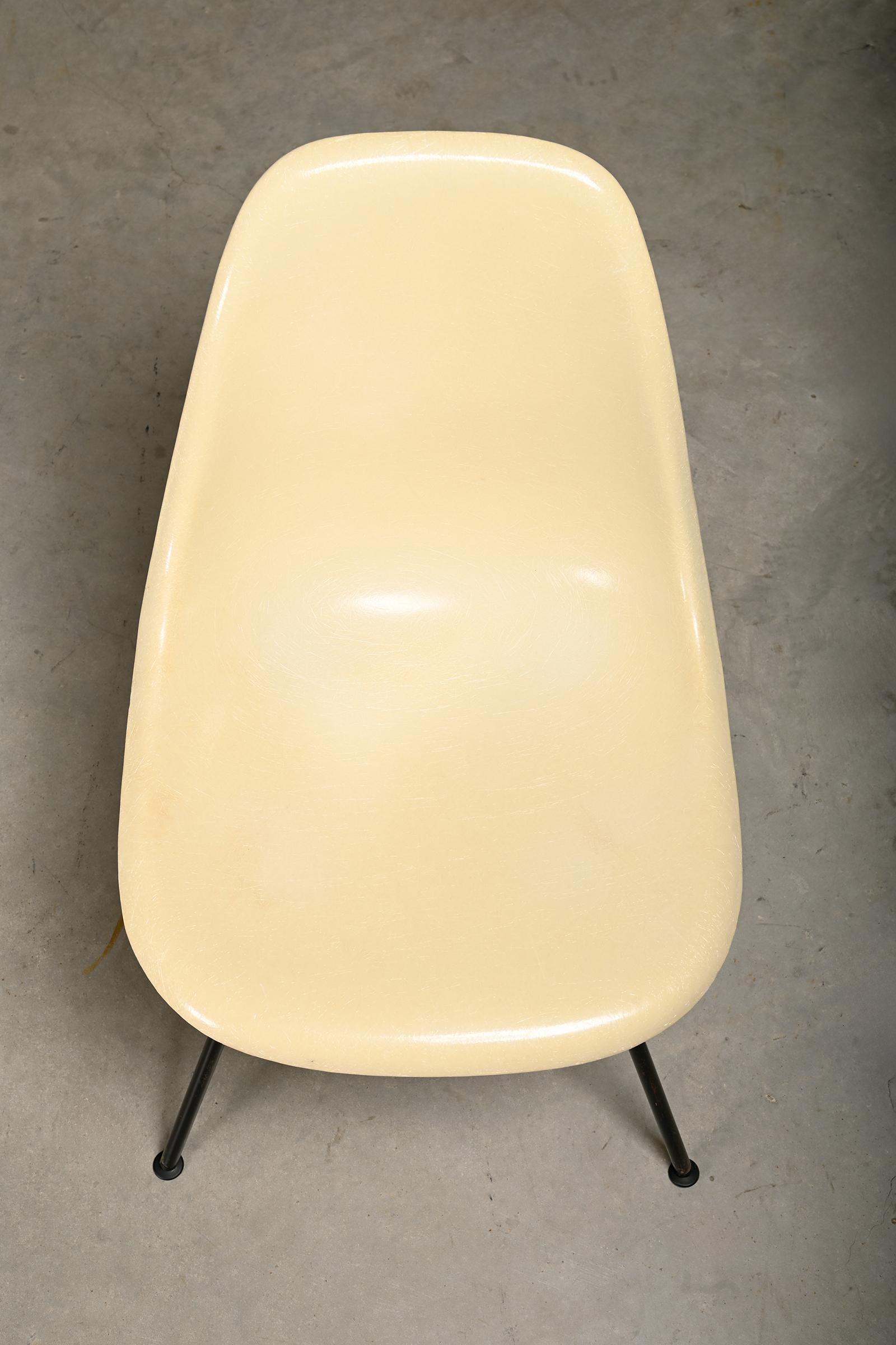 Charles & Ray Eames DSX ensemble de chaises d'appoint en fibre de verre multicolore pour Herman Miller en vente 2