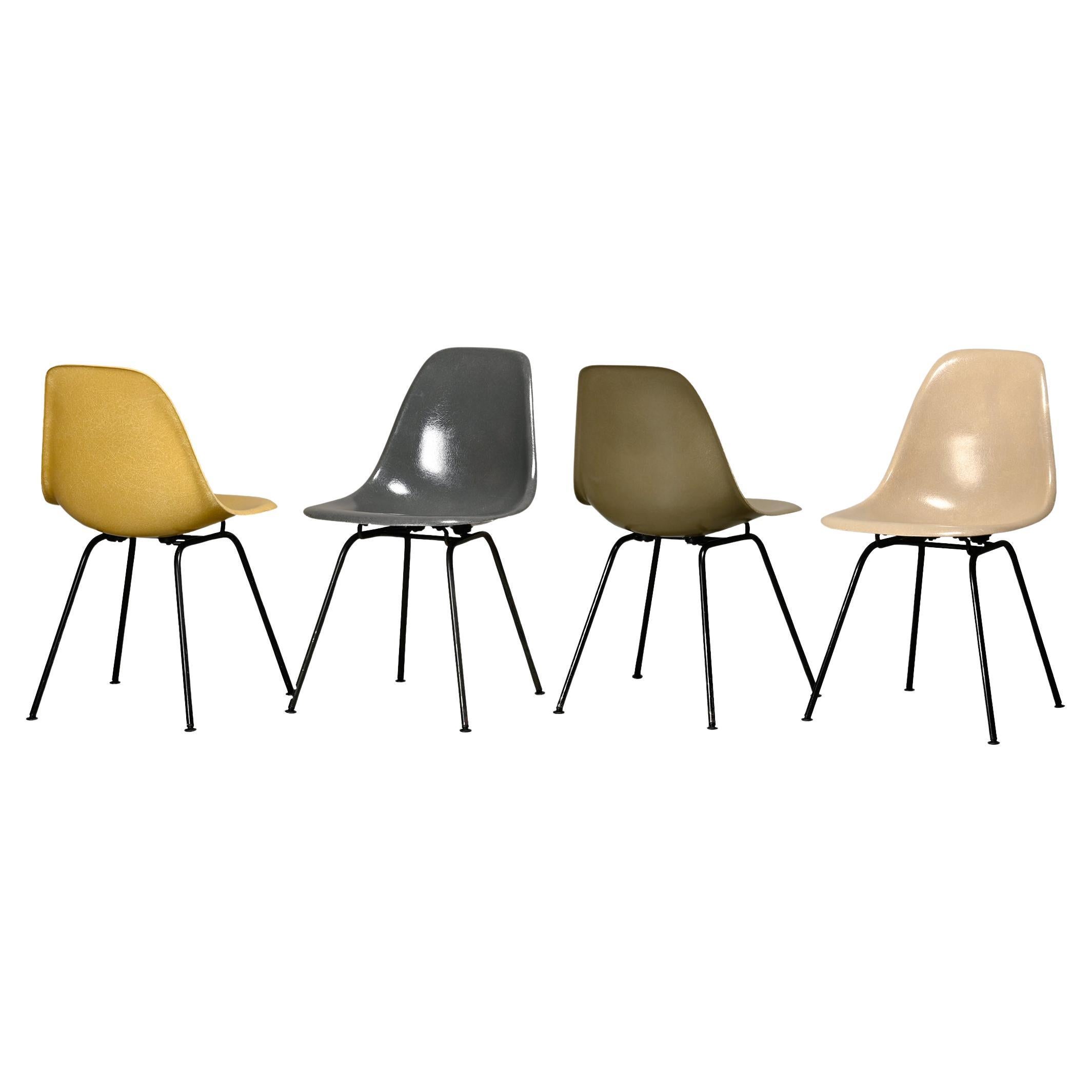 Juego multicolor de sillas auxiliares de fibra de vidrio DSX de Charles and Ray Eames para Herman Miller