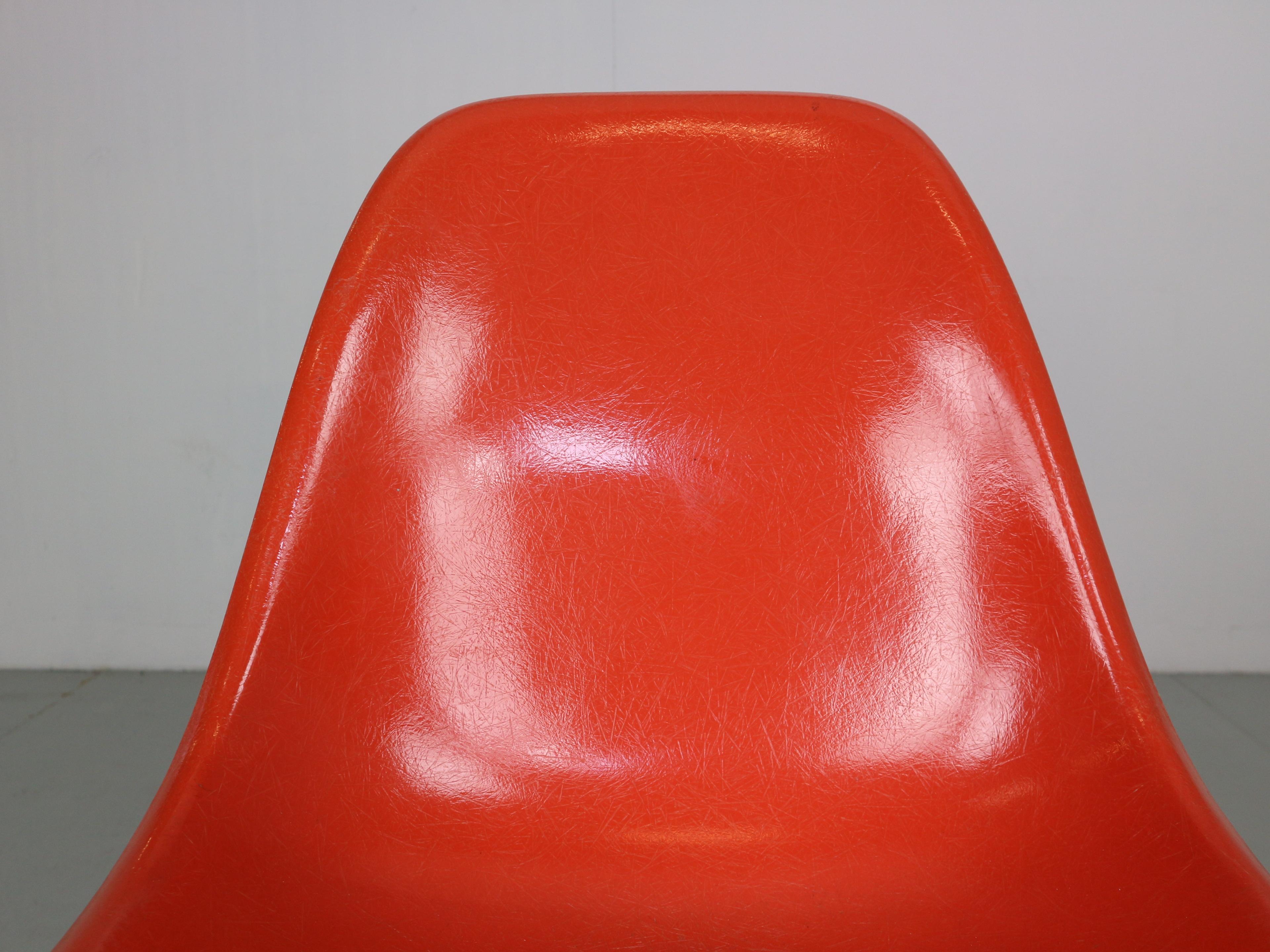 Charles & Ray Eames - Ensemble de 4 chaises d'appoint orange « DSX »  pour Herman Miller, 1960 4