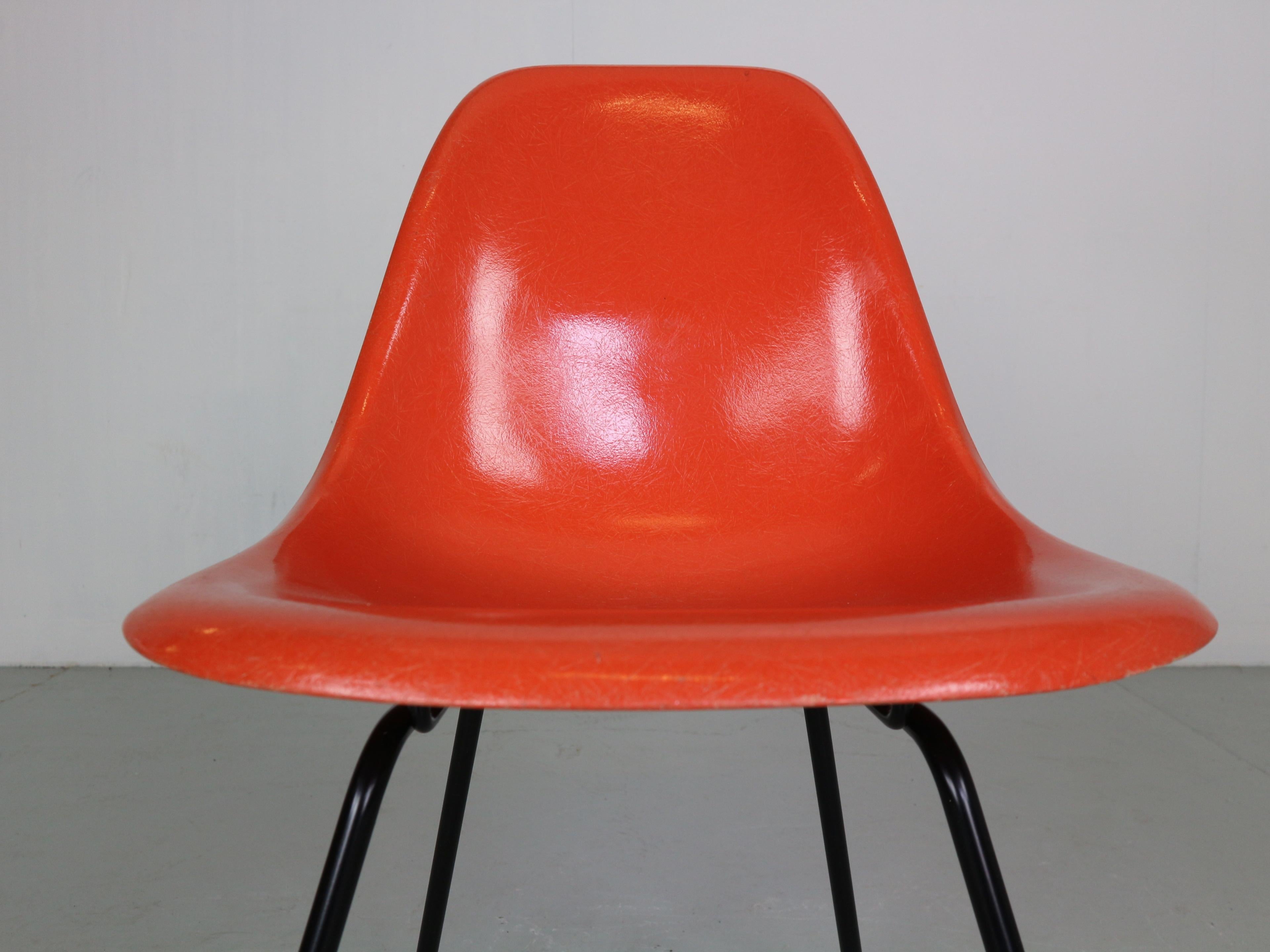 Charles & Ray Eames - Ensemble de 4 chaises d'appoint orange « DSX »  pour Herman Miller, 1960 5