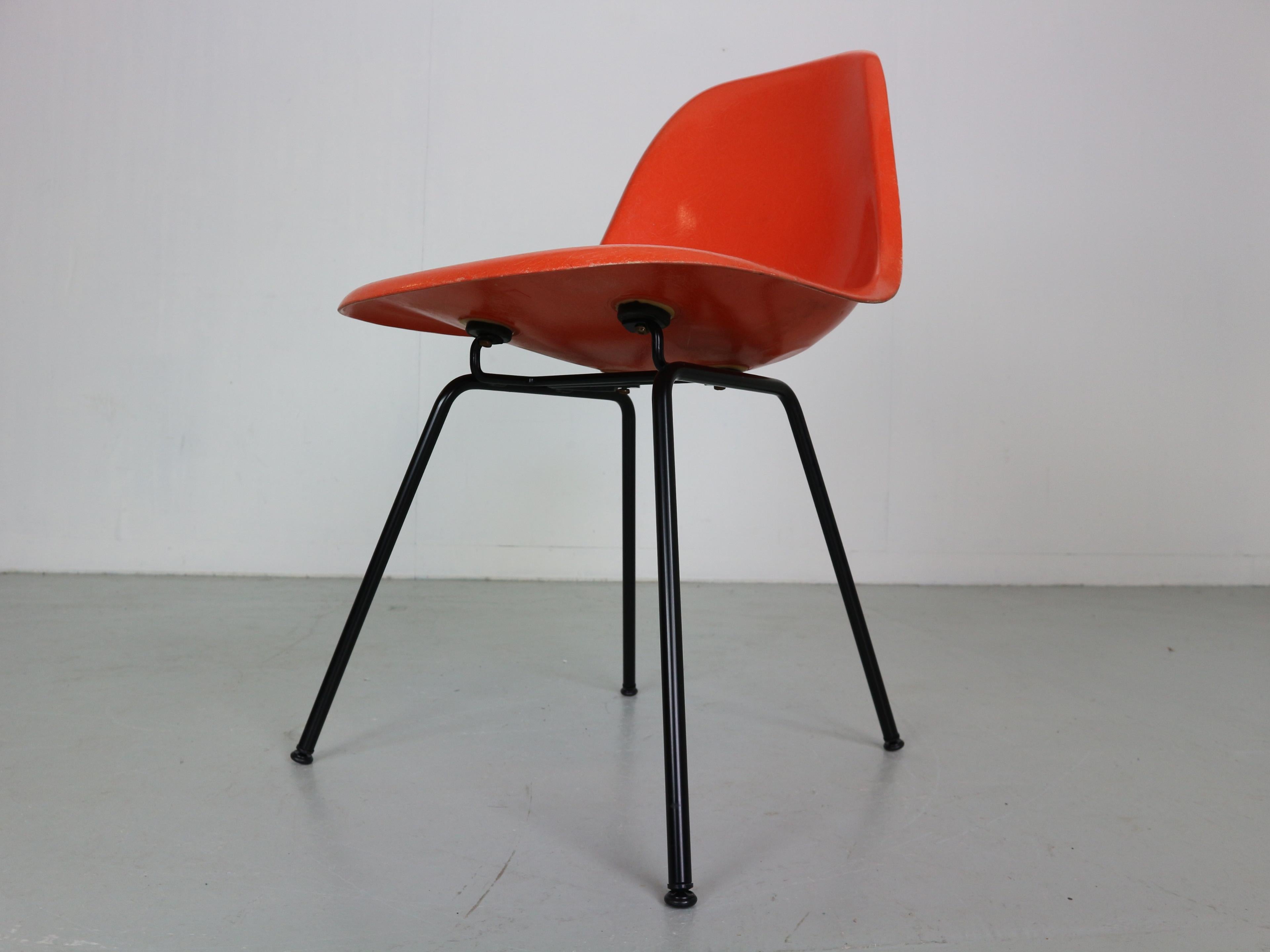 Charles & Ray Eames - Ensemble de 4 chaises d'appoint orange « DSX »  pour Herman Miller, 1960 9