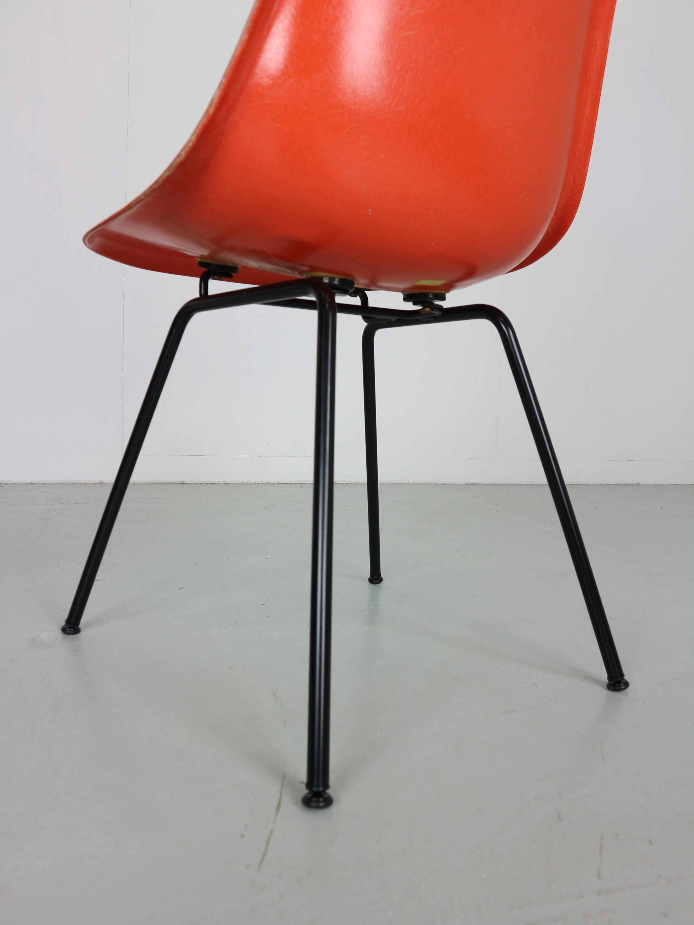 Charles & Ray Eames - Ensemble de 4 chaises d'appoint orange « DSX »  pour Herman Miller, 1960 10
