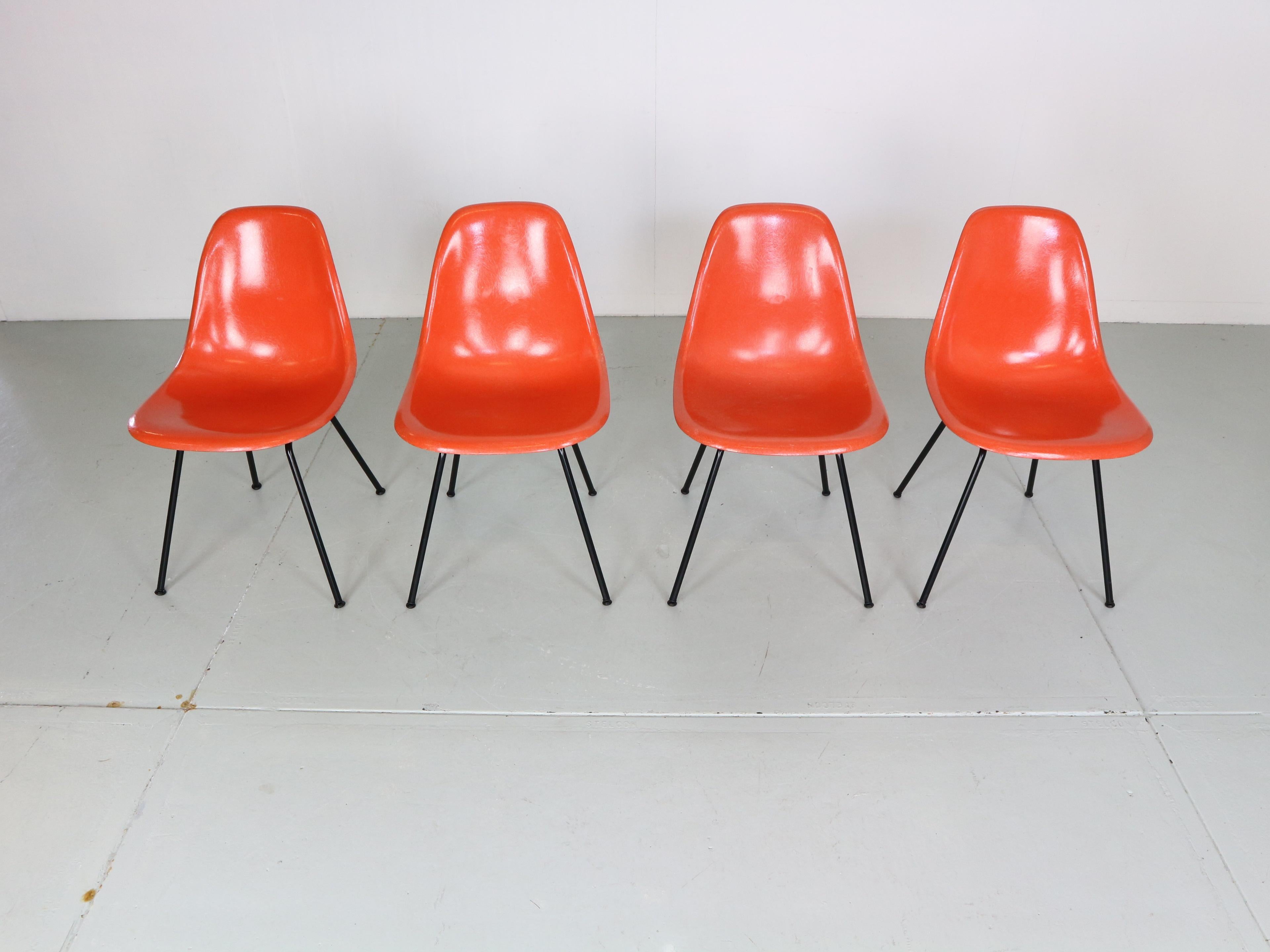 Mid-Century Modern Charles & Ray Eames - Ensemble de 4 chaises d'appoint orange « DSX »  pour Herman Miller, 1960