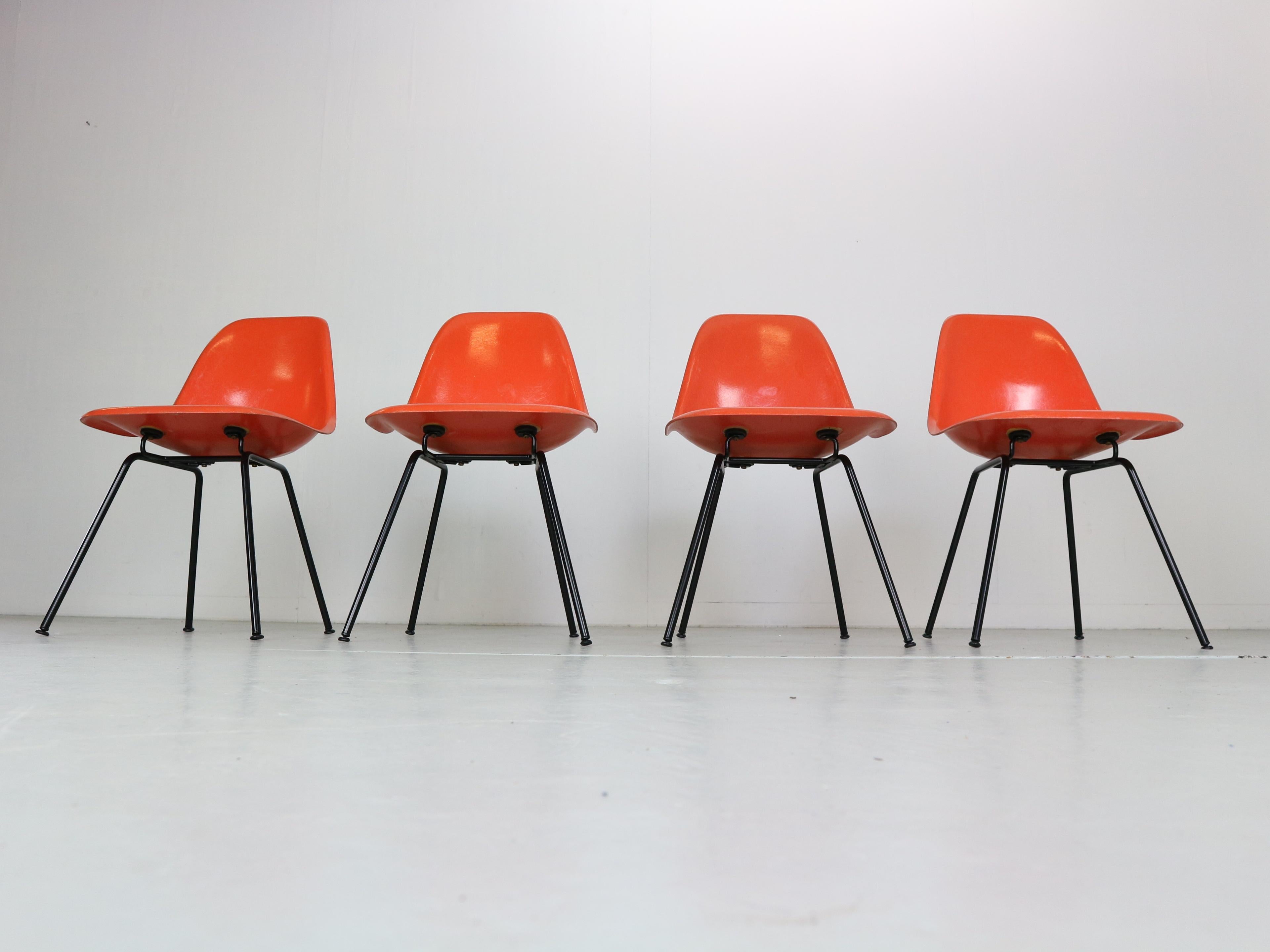 Américain Charles & Ray Eames - Ensemble de 4 chaises d'appoint orange « DSX »  pour Herman Miller, 1960