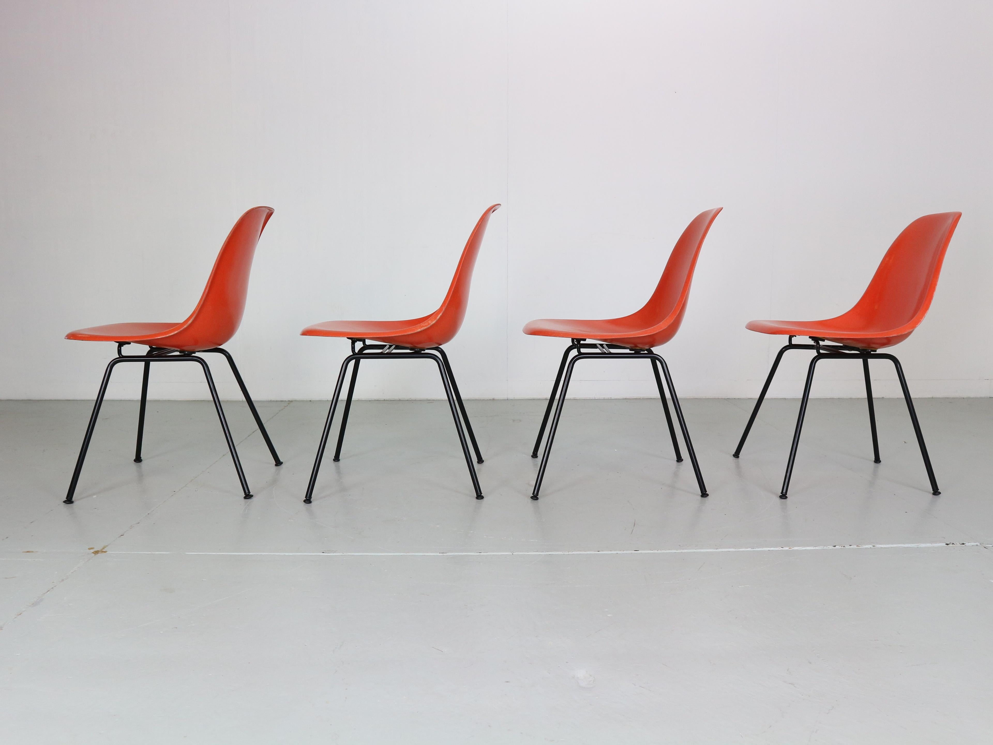 Charles & Ray Eames - Ensemble de 4 chaises d'appoint orange « DSX »  pour Herman Miller, 1960 Bon état à The Hague, NL