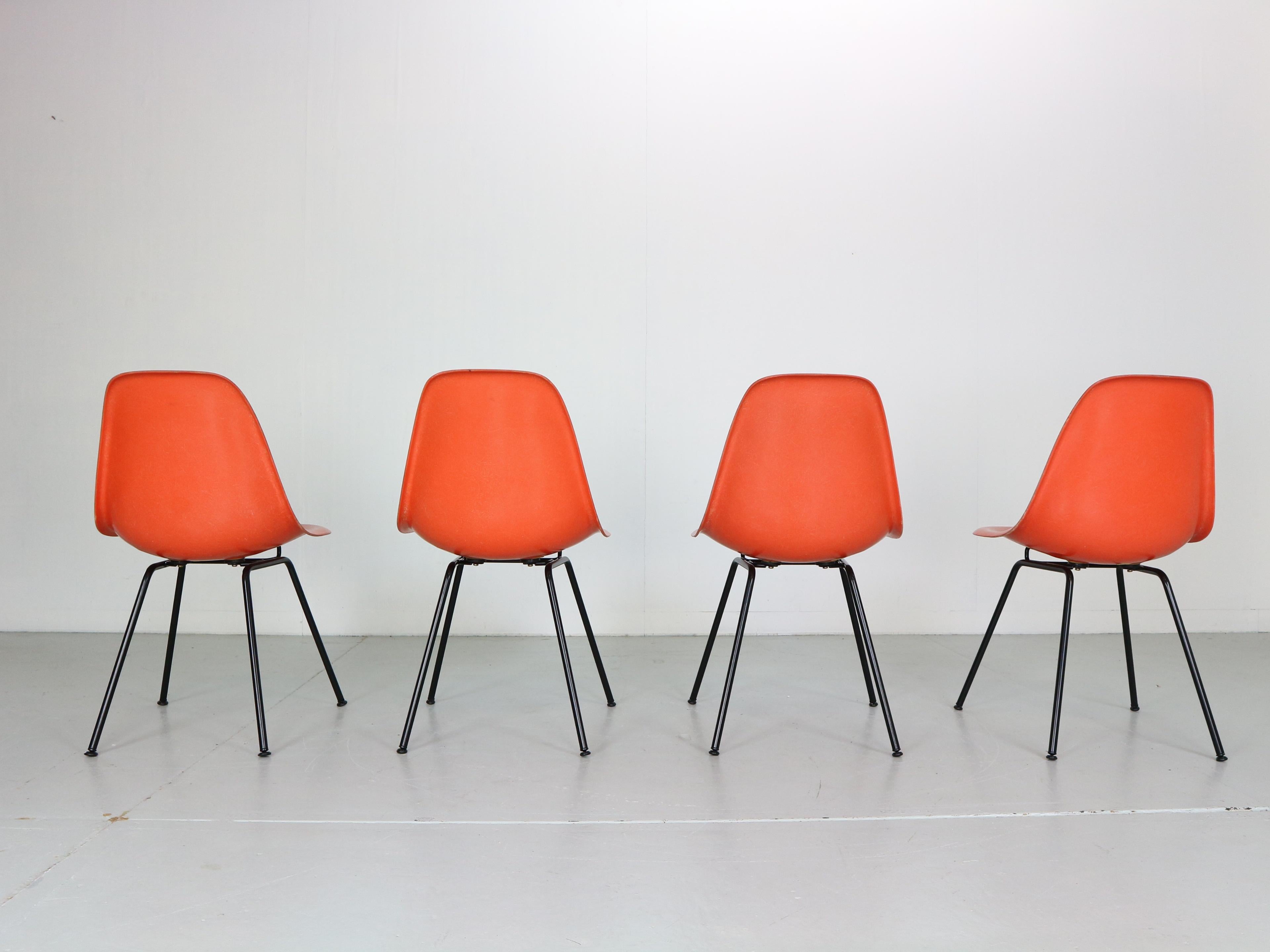 Milieu du XXe siècle Charles & Ray Eames - Ensemble de 4 chaises d'appoint orange « DSX »  pour Herman Miller, 1960