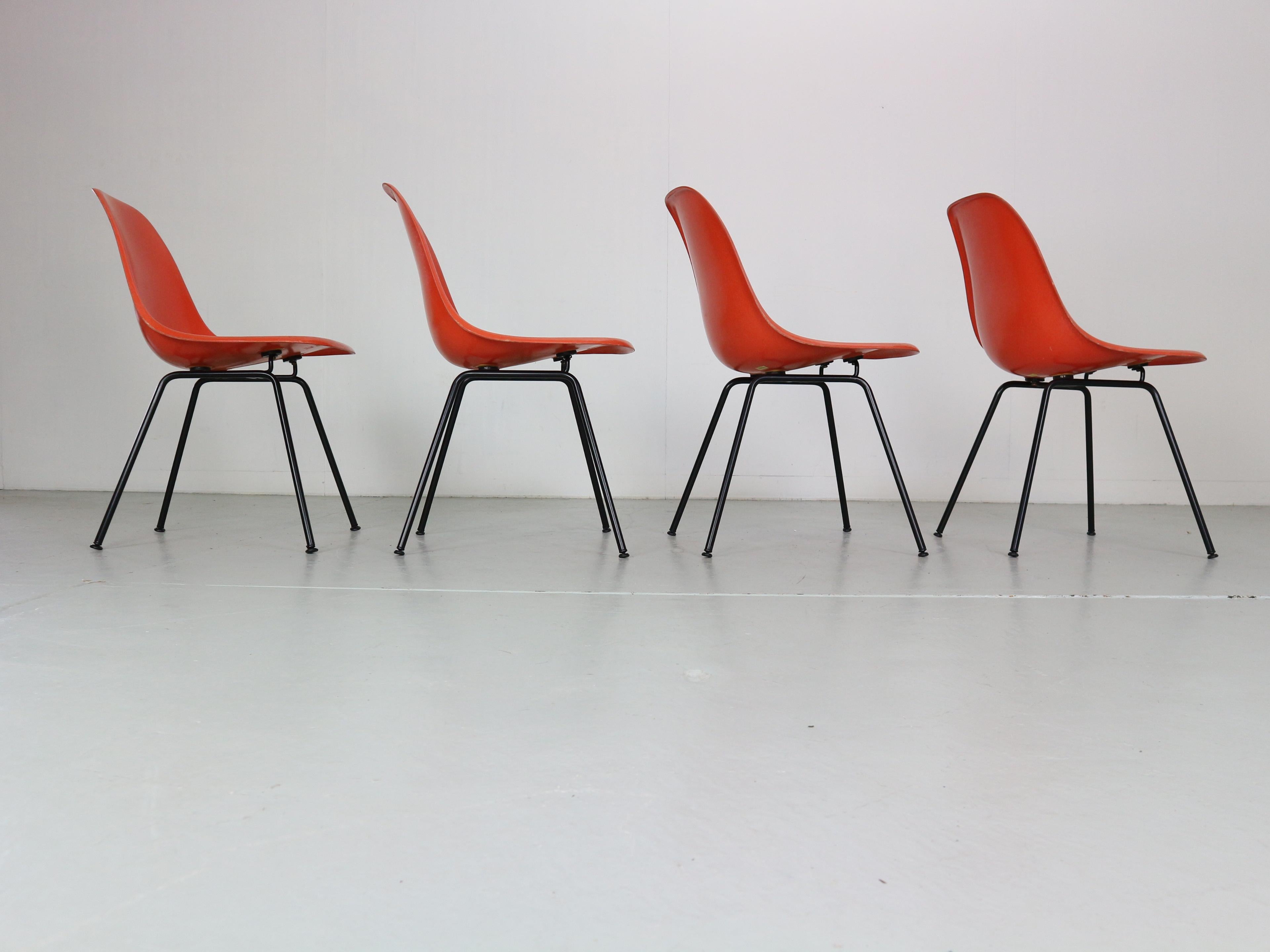 Métal Charles & Ray Eames - Ensemble de 4 chaises d'appoint orange « DSX »  pour Herman Miller, 1960