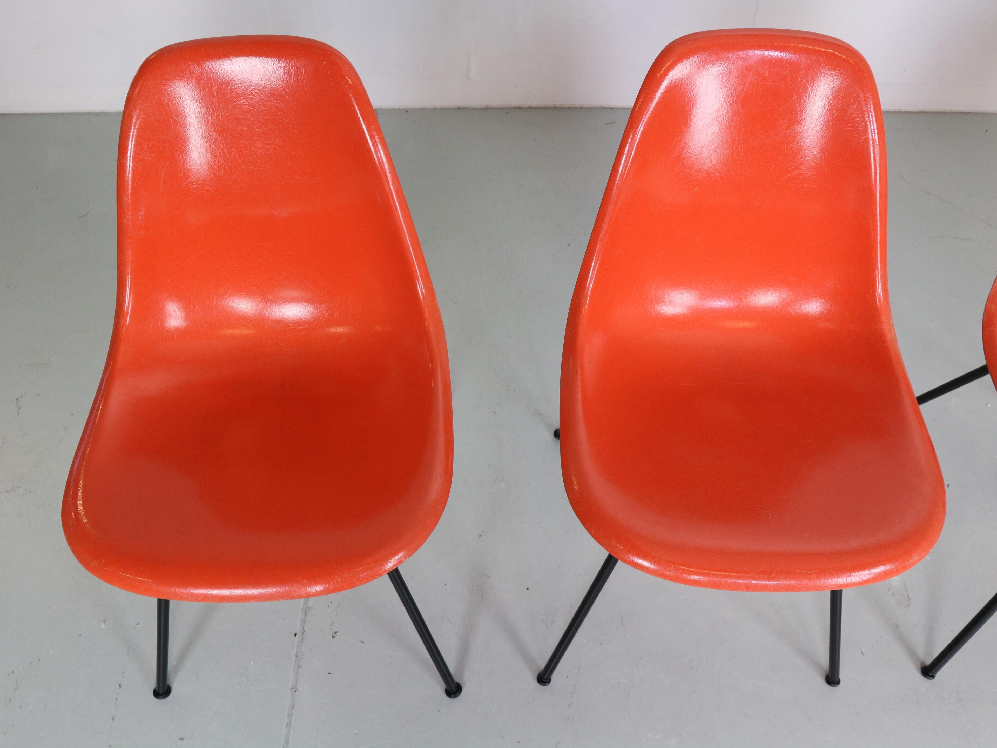 Charles & Ray Eames - Ensemble de 4 chaises d'appoint orange « DSX »  pour Herman Miller, 1960 2