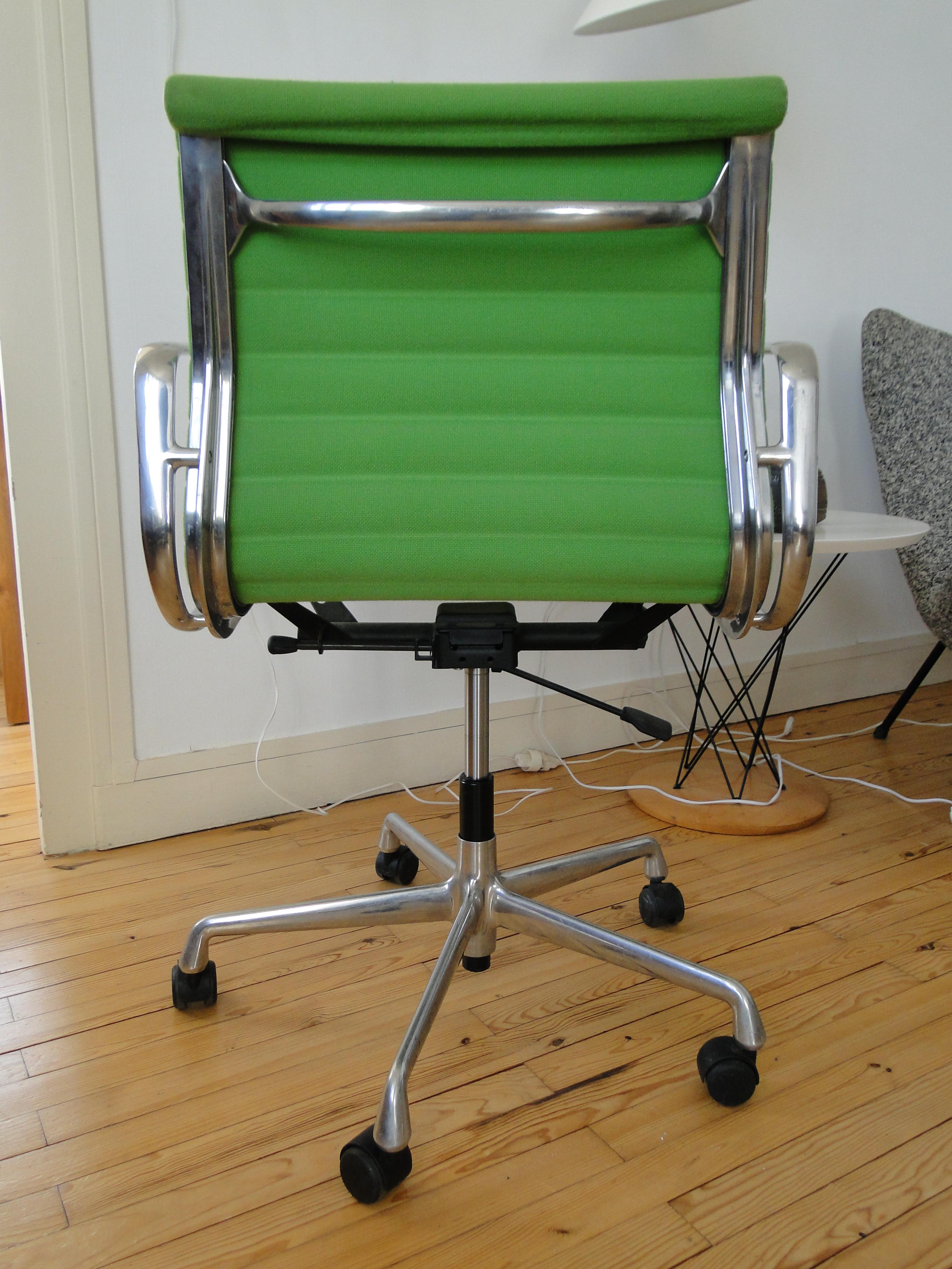Charles Ray Eames EA 117 Office Chair Armchair in Green and Chrome Vitra 2