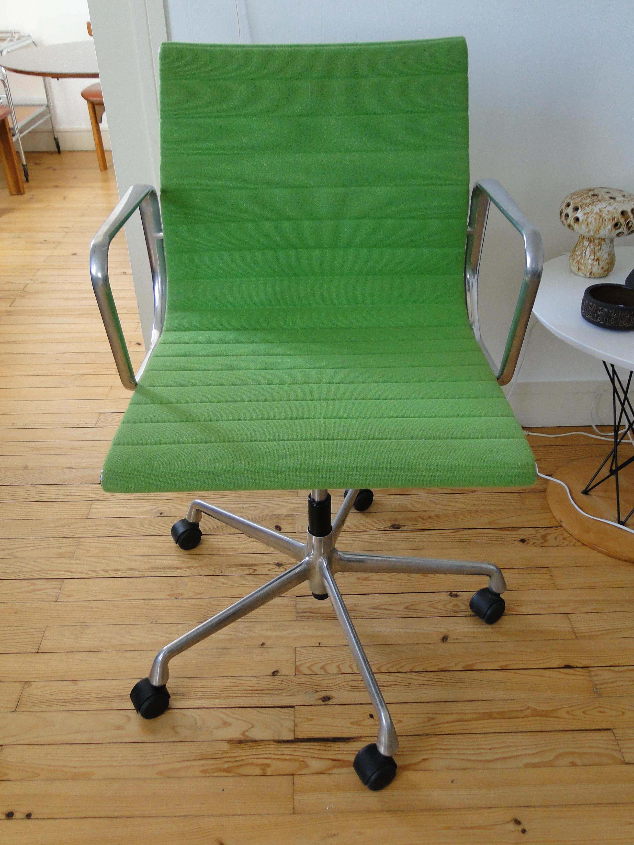 Iconic office chair EA117 belonging to the famous Aluminum Series designed by Charles & Ray Eames for Herman Miller (US) / Vitra (EU). 

Exceptional comfort is guaranteed with the height adjustment and tilt/swivel mechanism, which can be adjusted