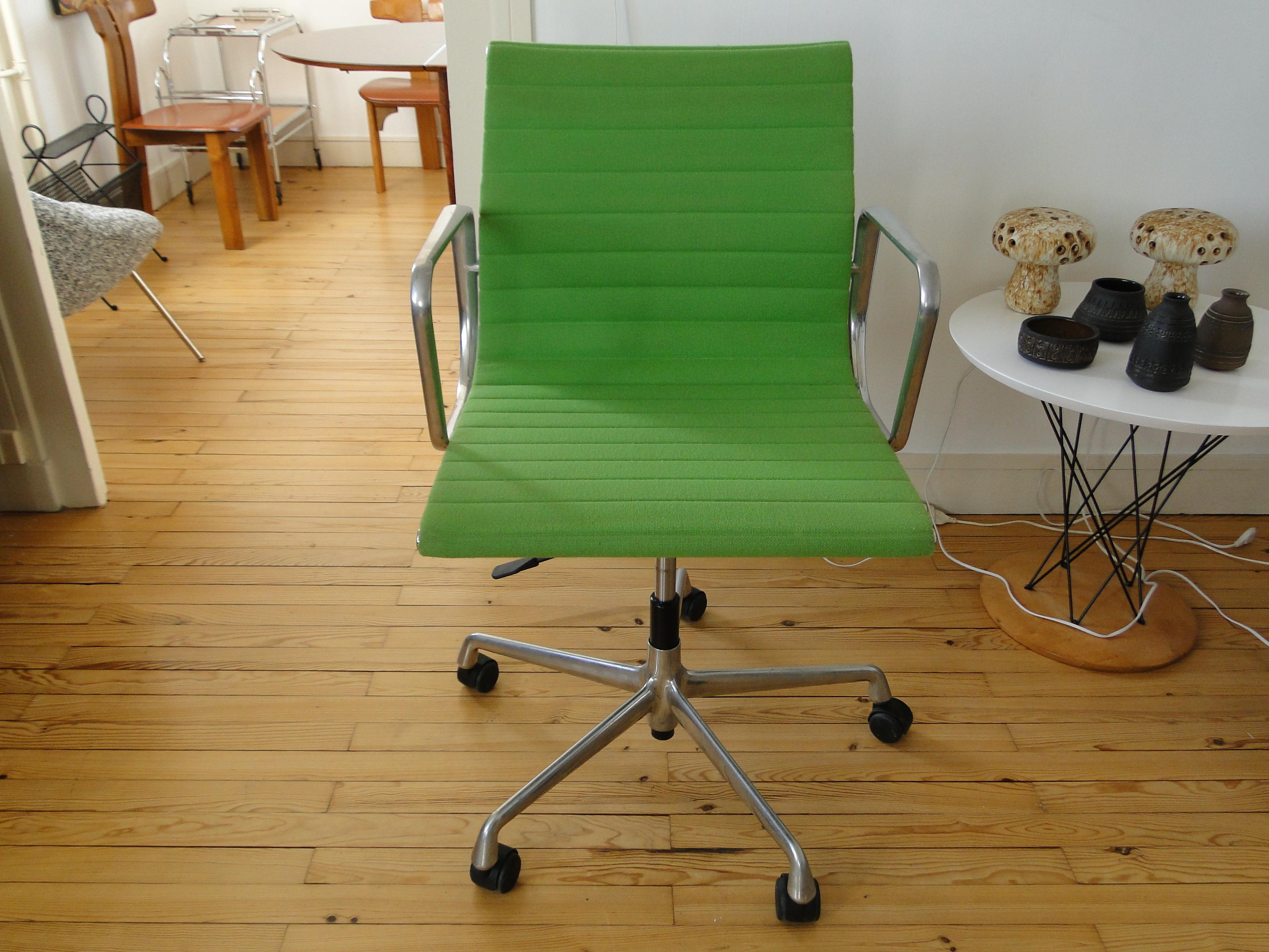 Mid-Century Modern Charles Ray Eames EA 117 Office Chair Armchair in Green and Chrome Vitra