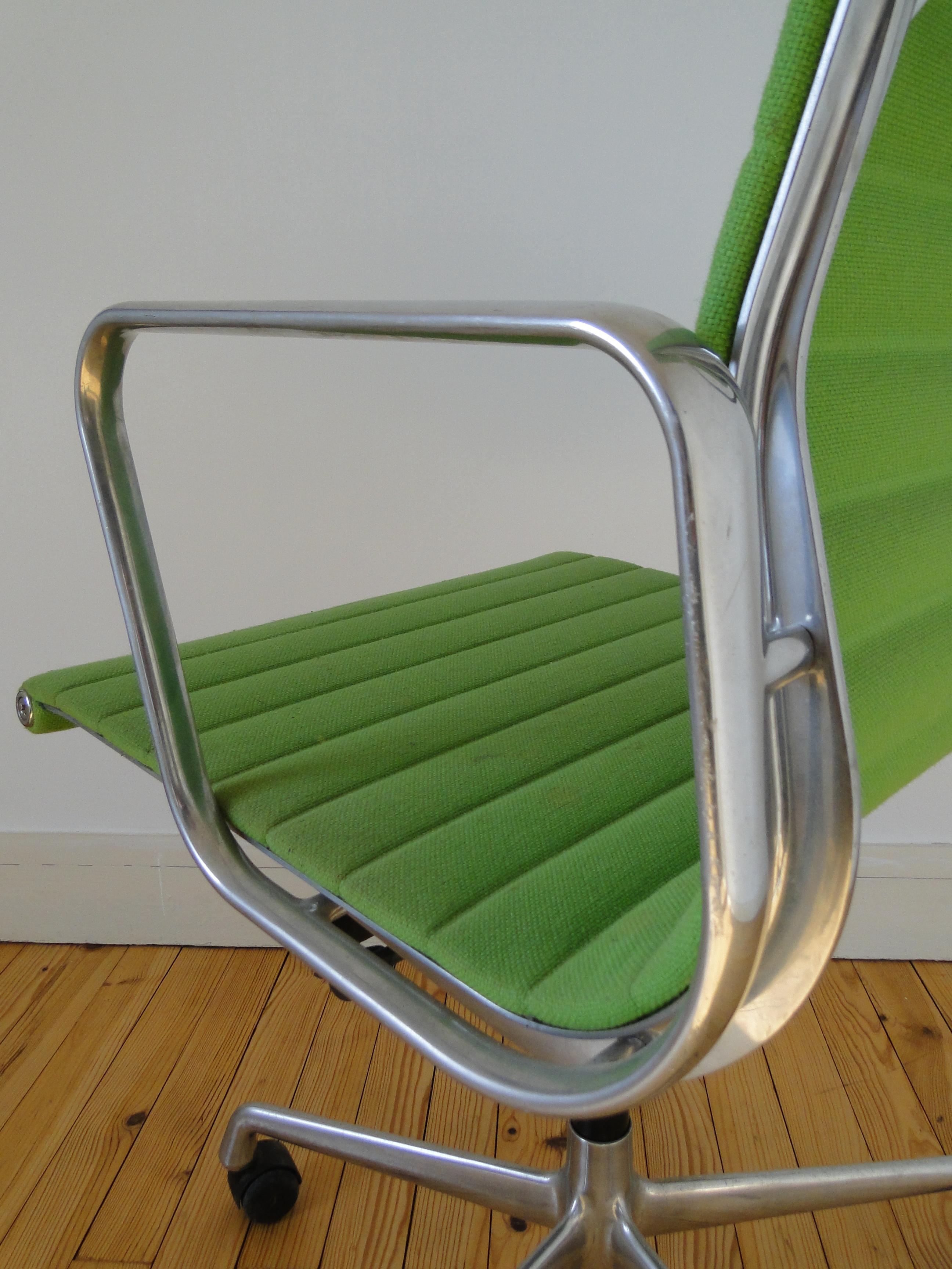 Charles Ray Eames EA 117 Office Chair Armchair in Green and Chrome Vitra In Distressed Condition In Lège Cap Ferret, FR