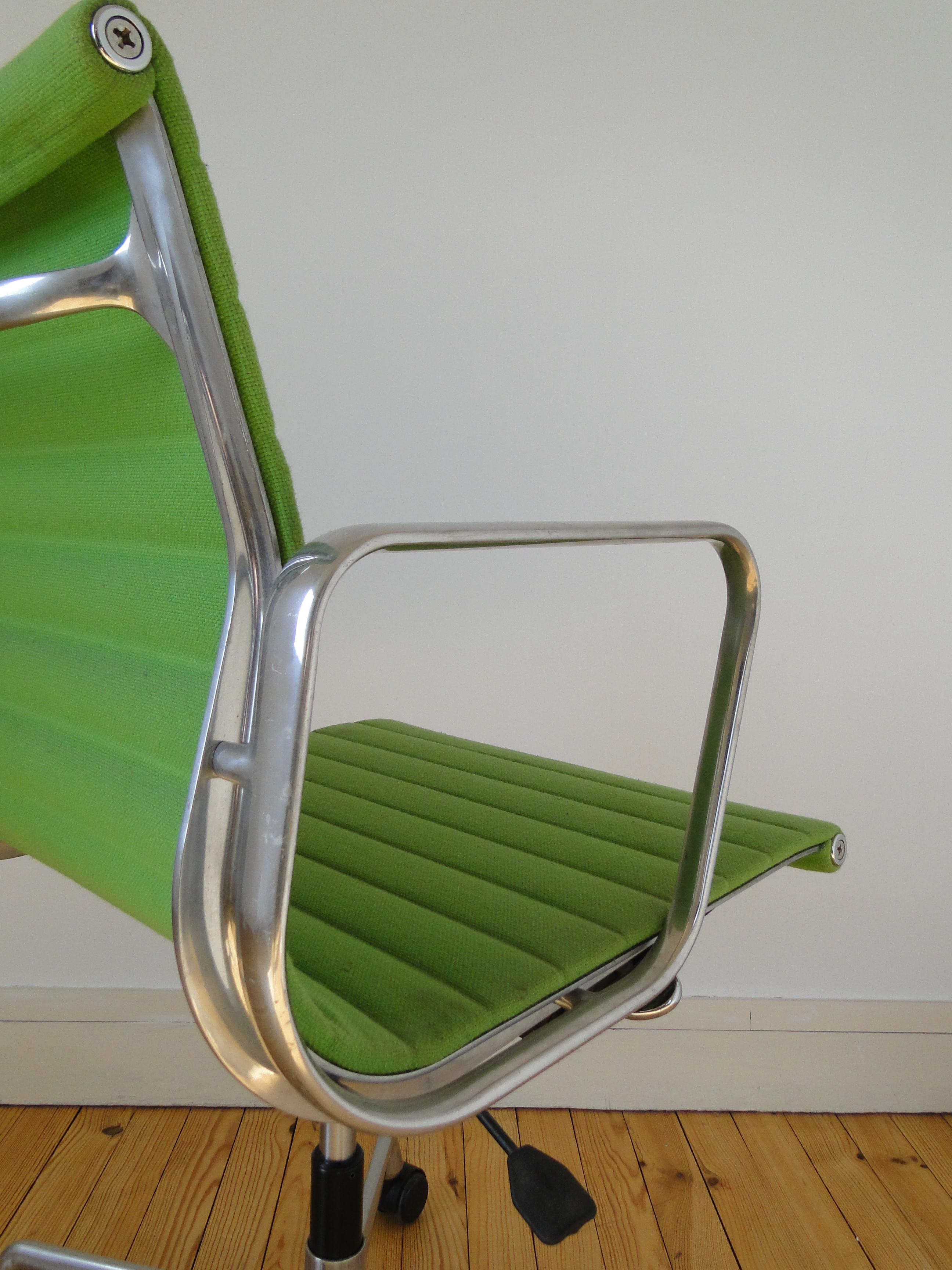 Contemporary Charles Ray Eames EA 117 Office Chair Armchair in Green and Chrome Vitra