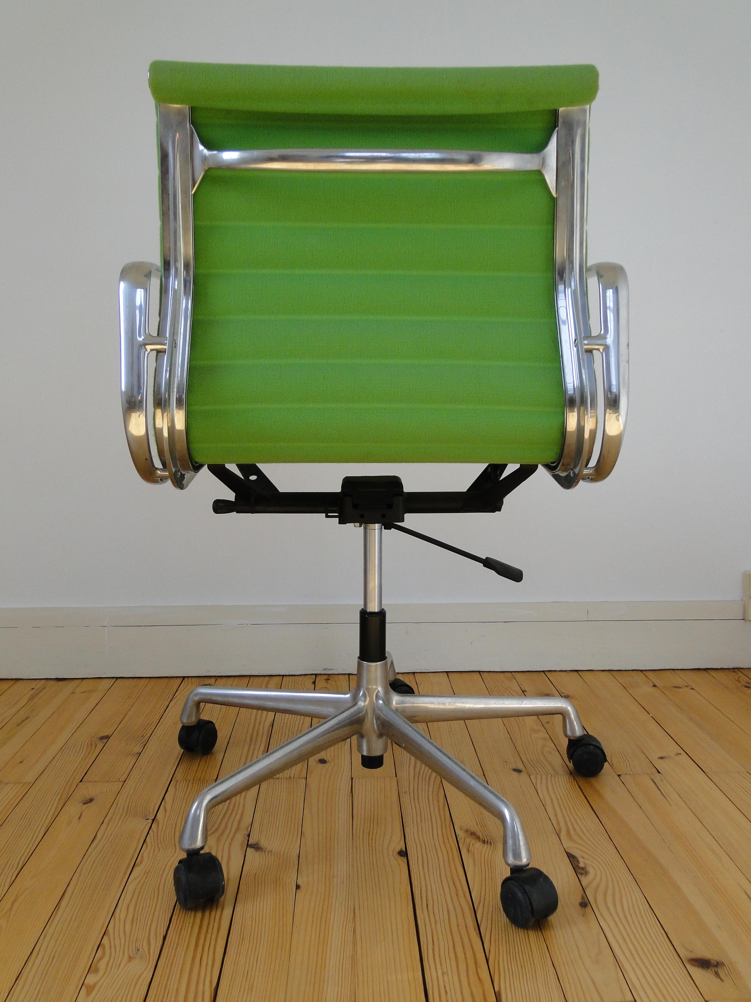 Aluminum Charles Ray Eames EA 117 Office Chair Armchair in Green and Chrome Vitra