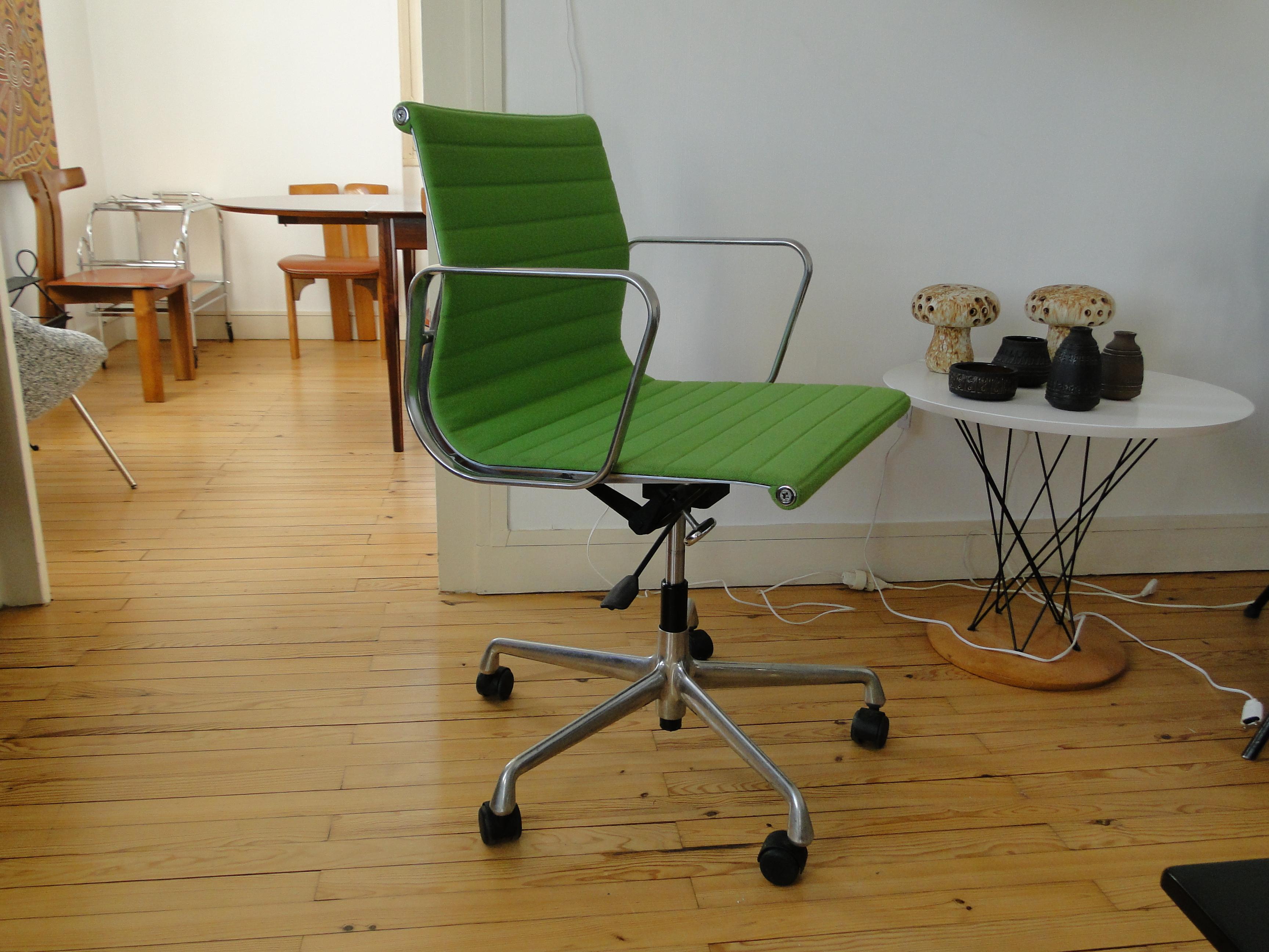 Charles Ray Eames EA 117 Office Chair Armchair in Green and Chrome Vitra 1