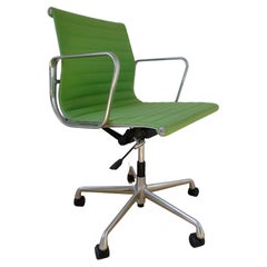 Charles Ray Eames EA 117 Office Chair Armchair in Green and Chrome Vitra