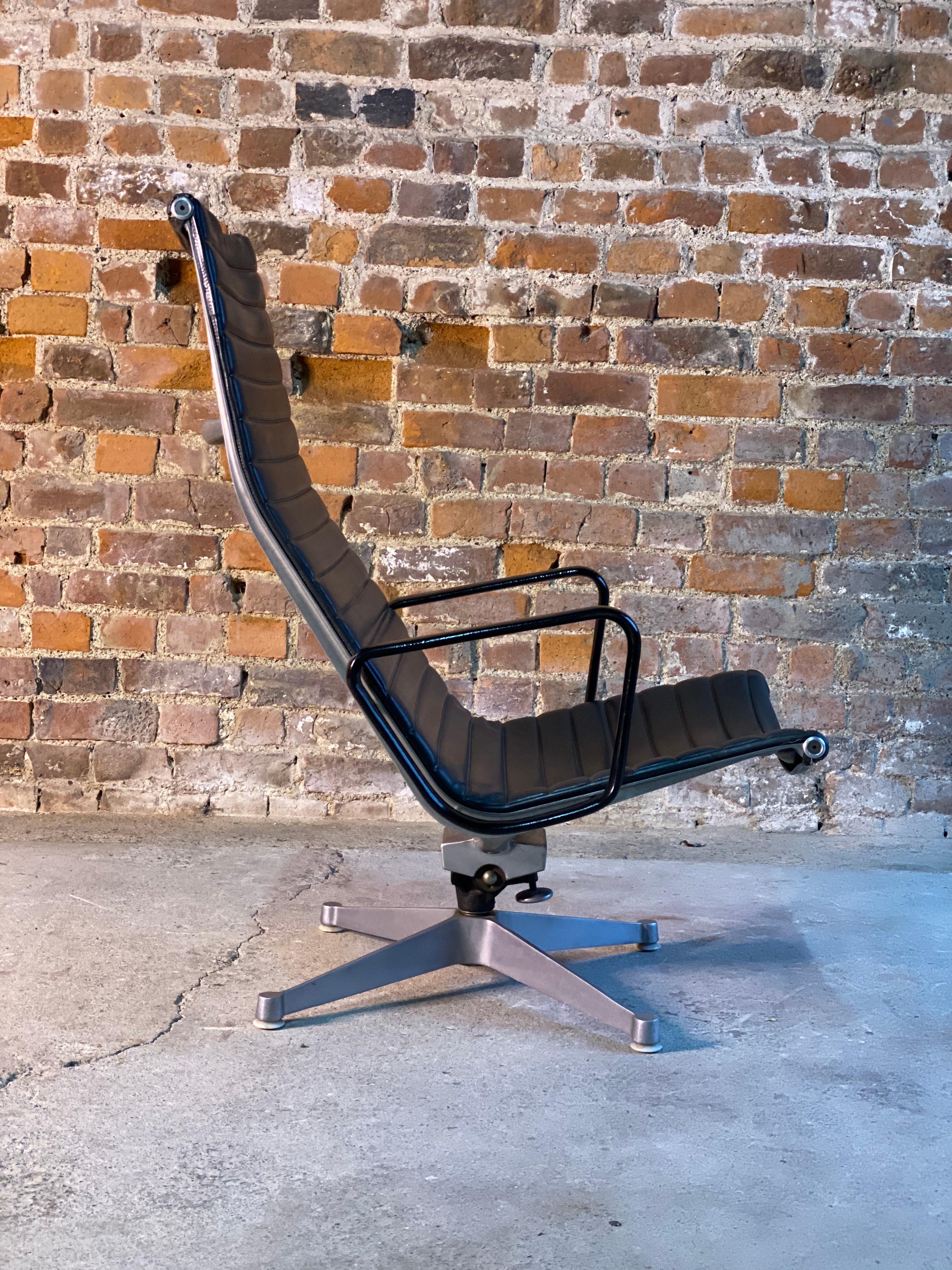 Charles & Ray Eames EA 124 Aluminium Chair von Herman Miller:: USA:: um 1960 4