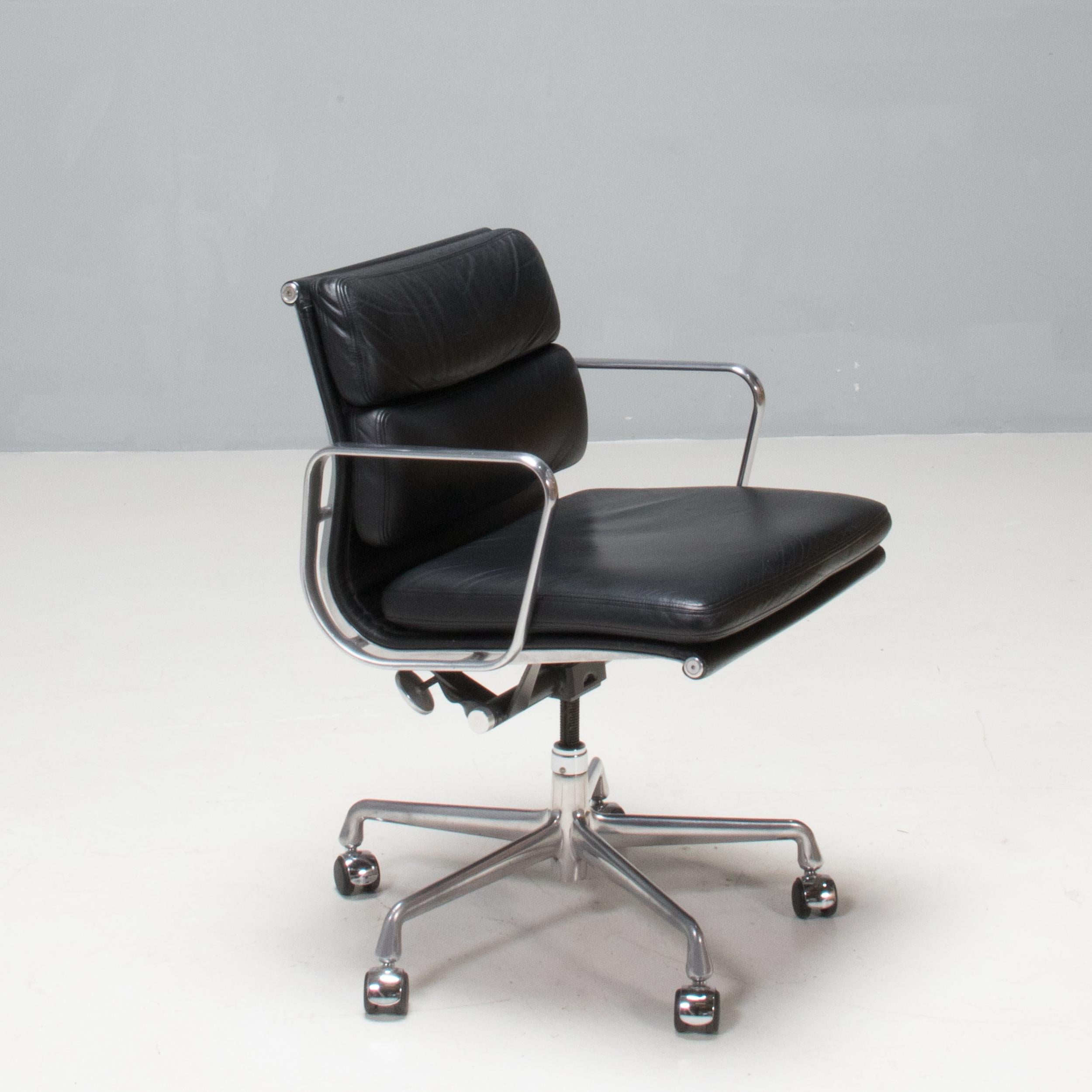 Originally designed by Charles and Ray Eames in 1968, the EA 435 chair, also known as the soft pad low back chair, has since become a design icon, with this model produced by Herman Miller in 2006.

The chair features an aluminium frame and armrests