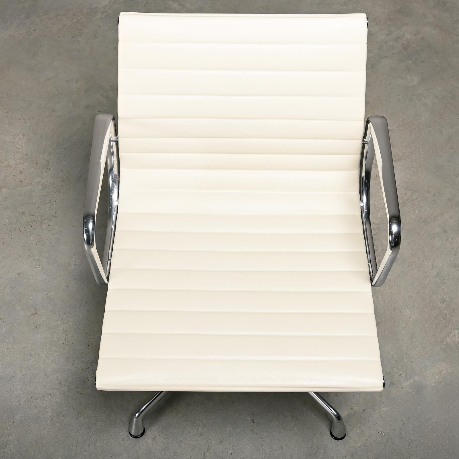 Charles & Ray Eames EA108 Esszimmerstuhl aus poliertem Aluminium und weißem Leder im Angebot 3