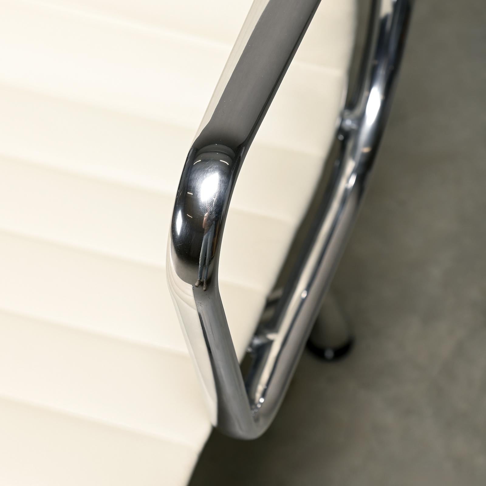 Charles & Ray Eames EA108 Esszimmerstuhl aus poliertem Aluminium und weißem Leder im Angebot 4