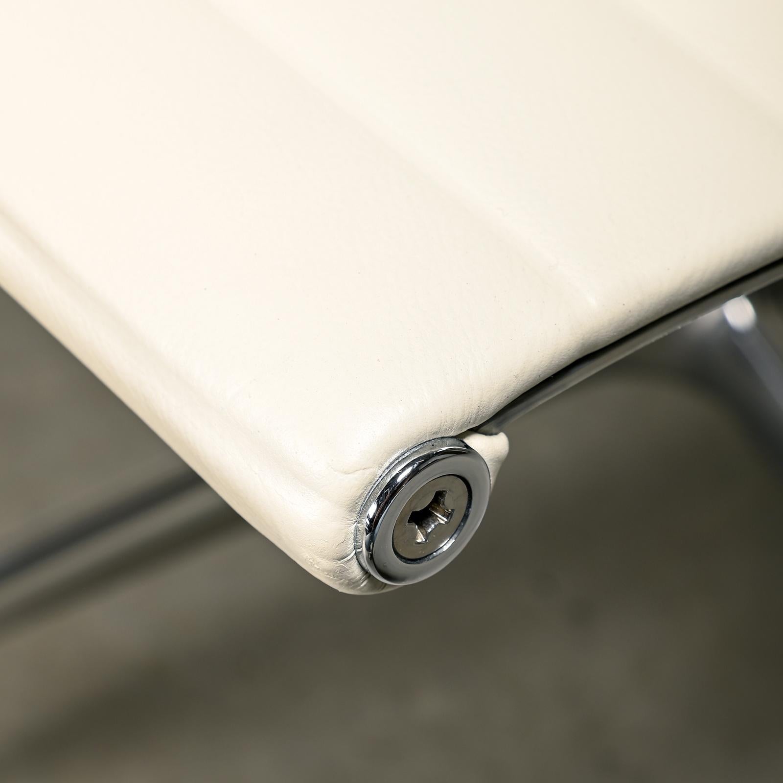 Charles & Ray Eames EA108 Esszimmerstuhl aus poliertem Aluminium und weißem Leder im Angebot 6