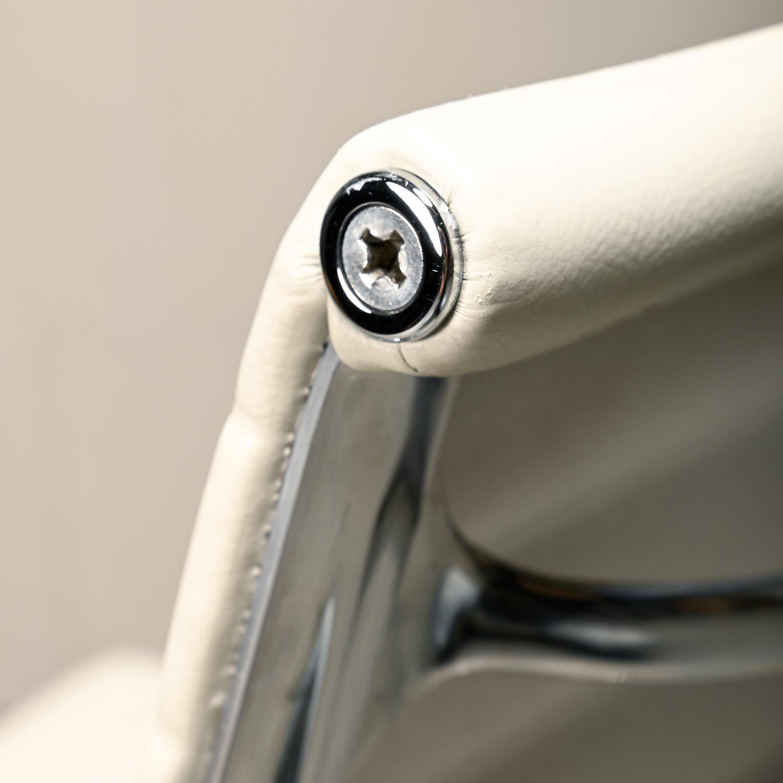Charles & Ray Eames EA108 Esszimmerstuhl aus poliertem Aluminium und weißem Leder im Angebot 7