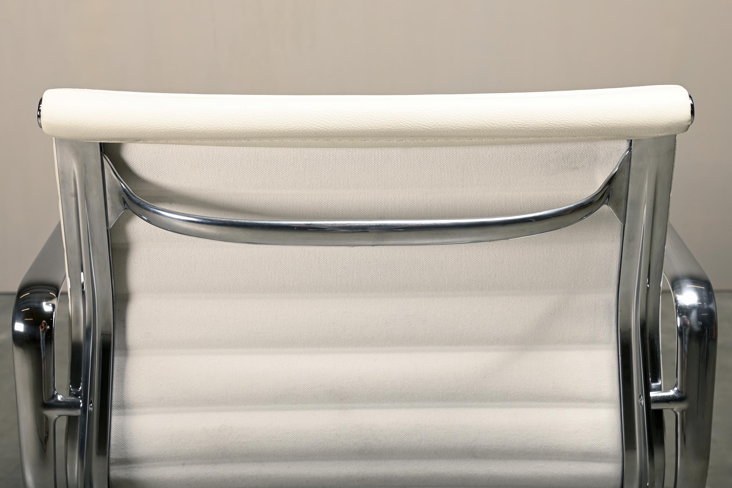 Charles & Ray Eames EA108 Esszimmerstuhl aus poliertem Aluminium und weißem Leder im Angebot 8