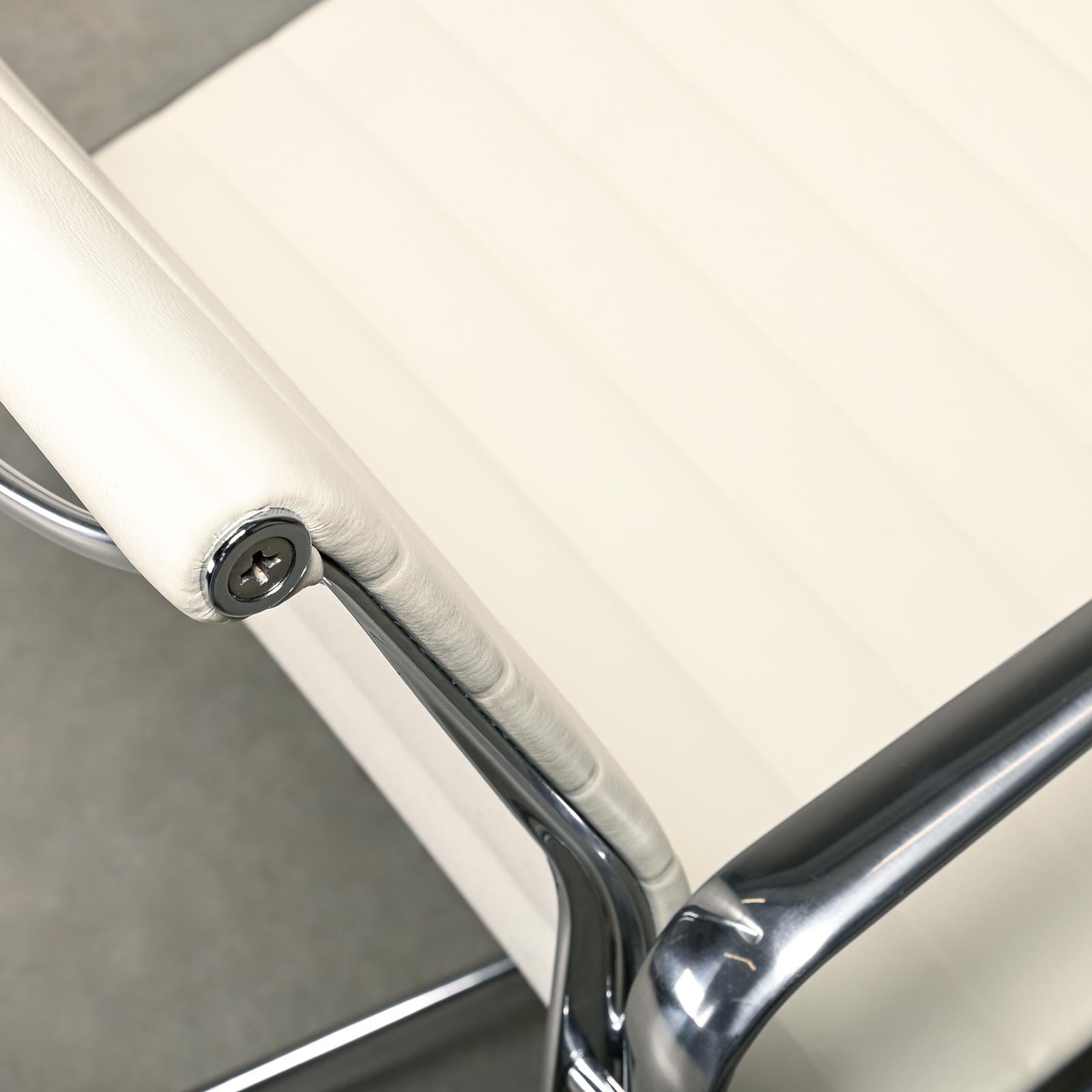 Charles & Ray Eames EA108 Esszimmerstuhl aus poliertem Aluminium und weißem Leder im Angebot 9