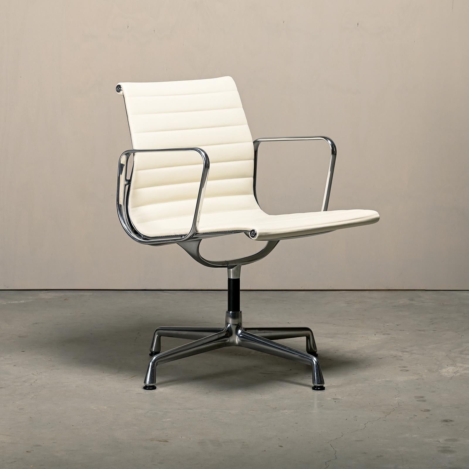 Schöner Ess- oder Konferenzstuhl EA108, Teil der legendären Aluminiumserie, entworfen von Charles & Ray Eames für Herman Miller (US) / Vitra (EU). Mit der Lederpolsterung ist ein außergewöhnlicher Komfort garantiert. Polierter Aluminiumrahmen und