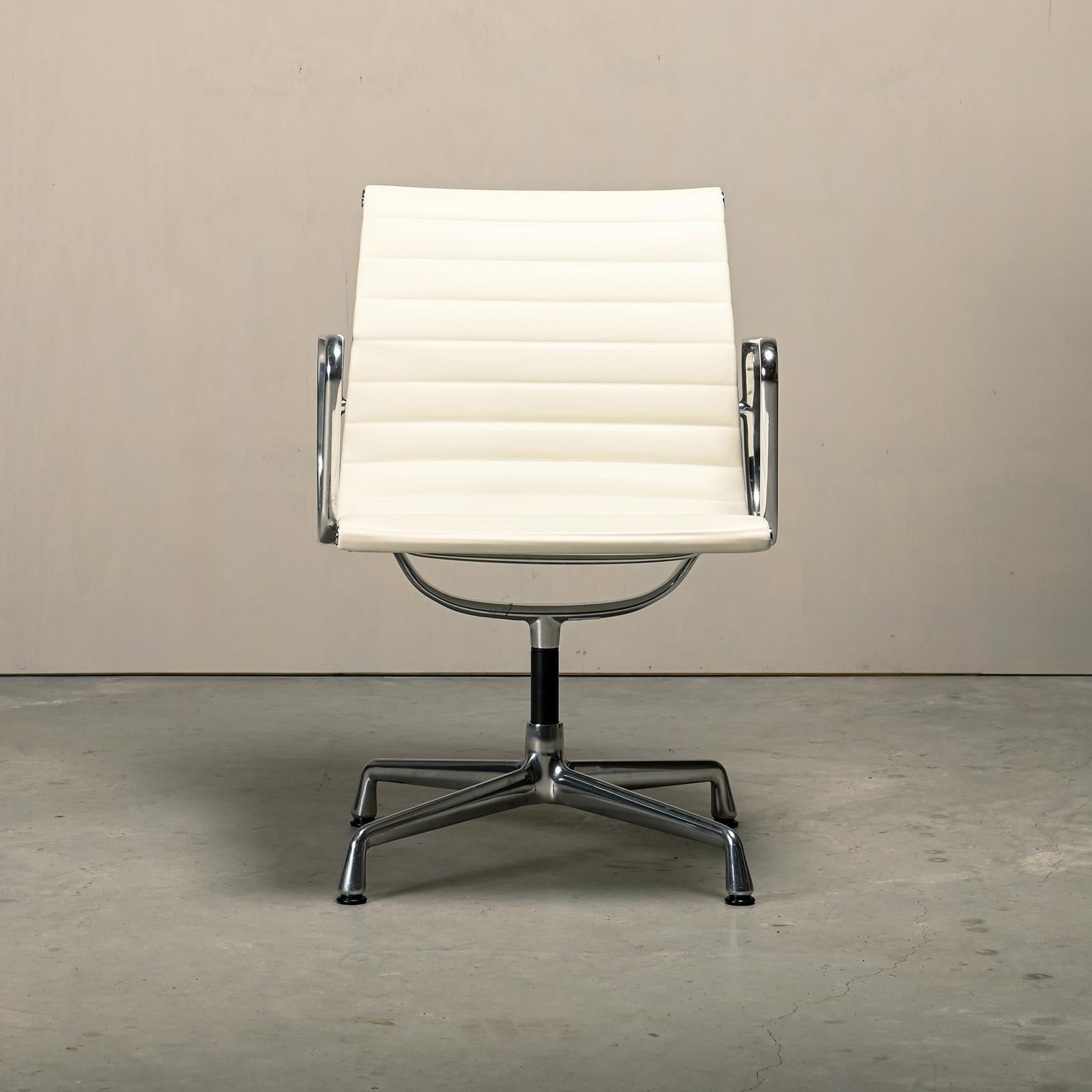 Charles & Ray Eames EA108 Esszimmerstuhl aus poliertem Aluminium und weißem Leder (Moderne der Mitte des Jahrhunderts) im Angebot
