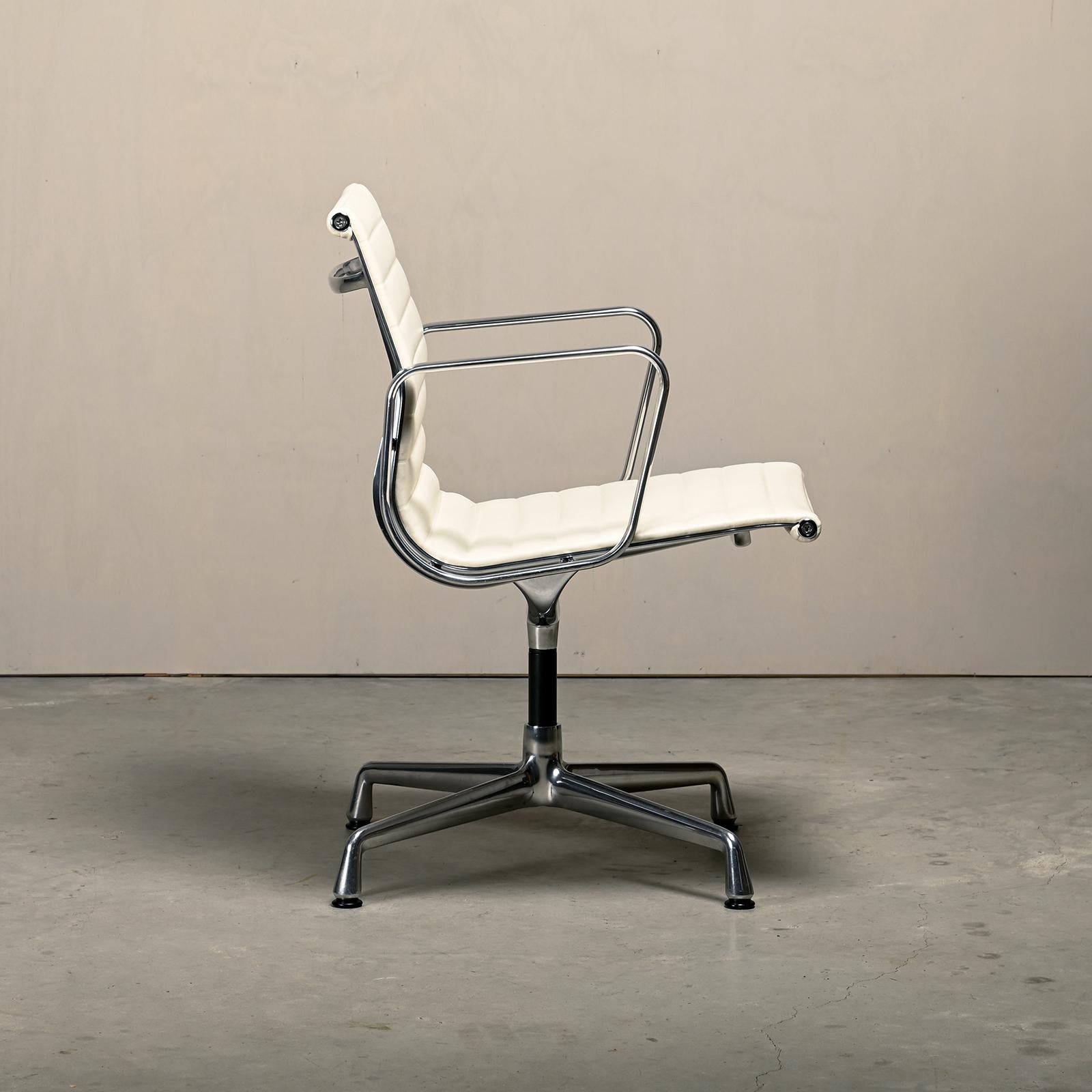 Charles & Ray Eames EA108 Esszimmerstuhl aus poliertem Aluminium und weißem Leder (Deutsch) im Angebot