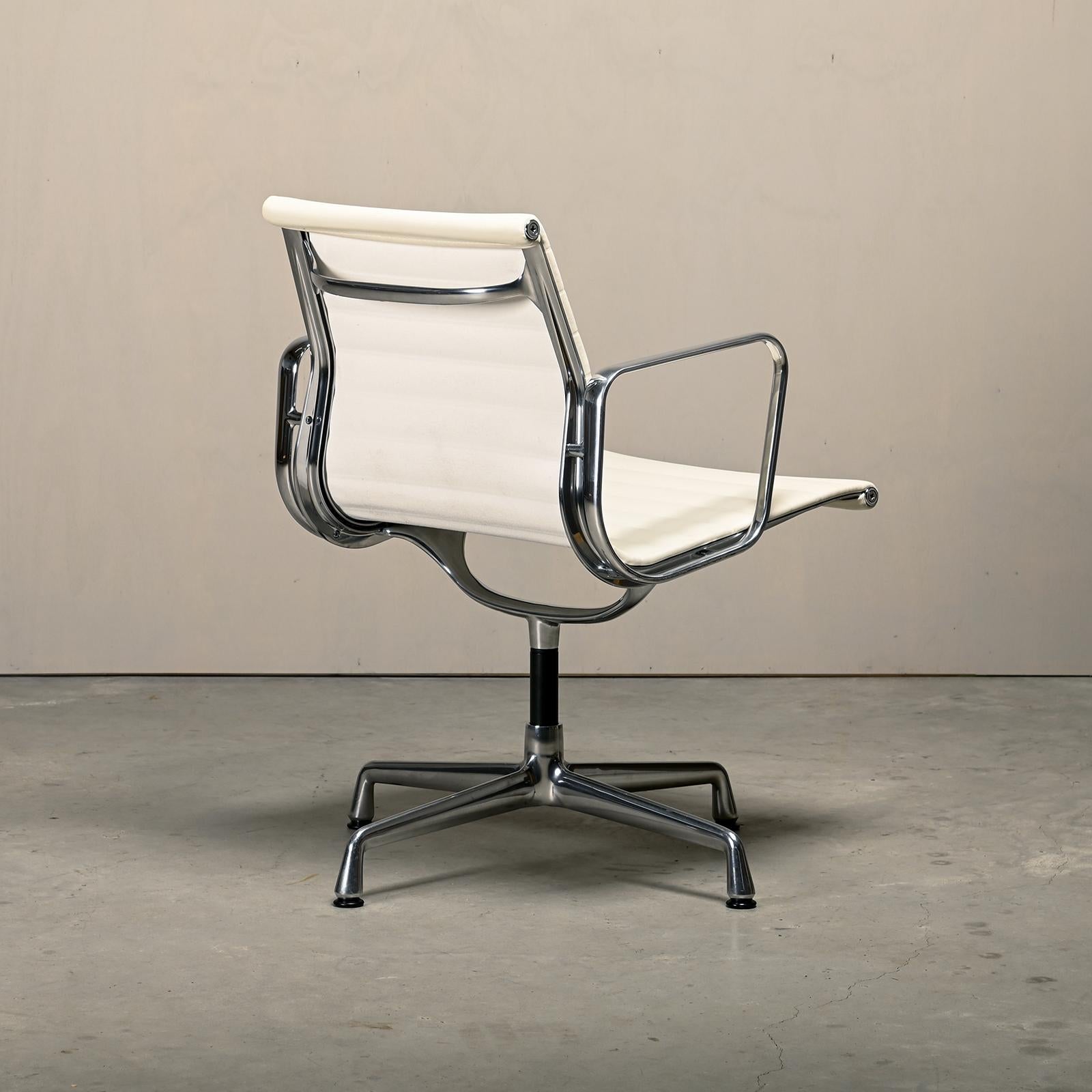 Charles & Ray Eames EA108 Esszimmerstuhl aus poliertem Aluminium und weißem Leder (Poliert) im Angebot