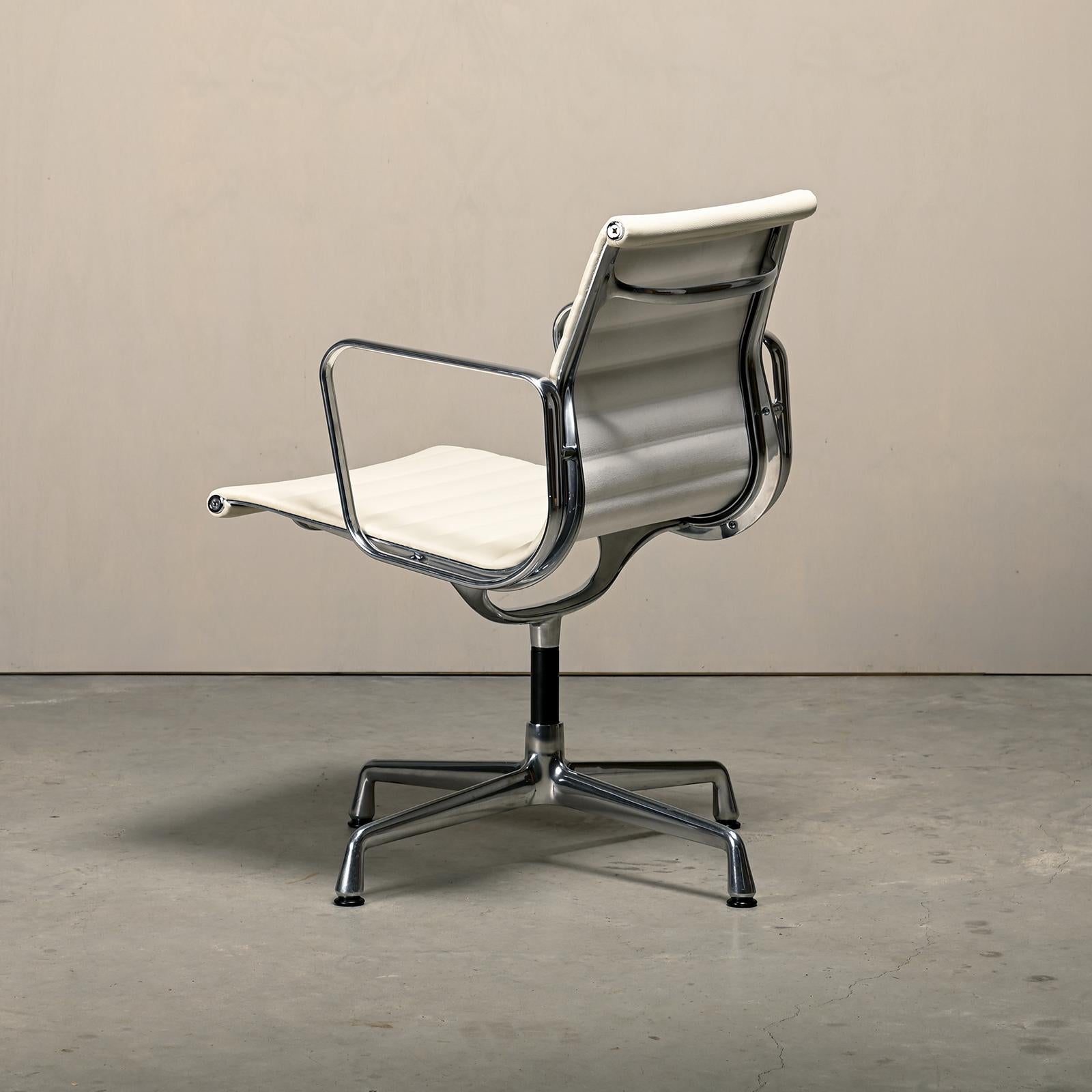 Charles & Ray Eames EA108 Esszimmerstuhl aus poliertem Aluminium und weißem Leder (20. Jahrhundert) im Angebot