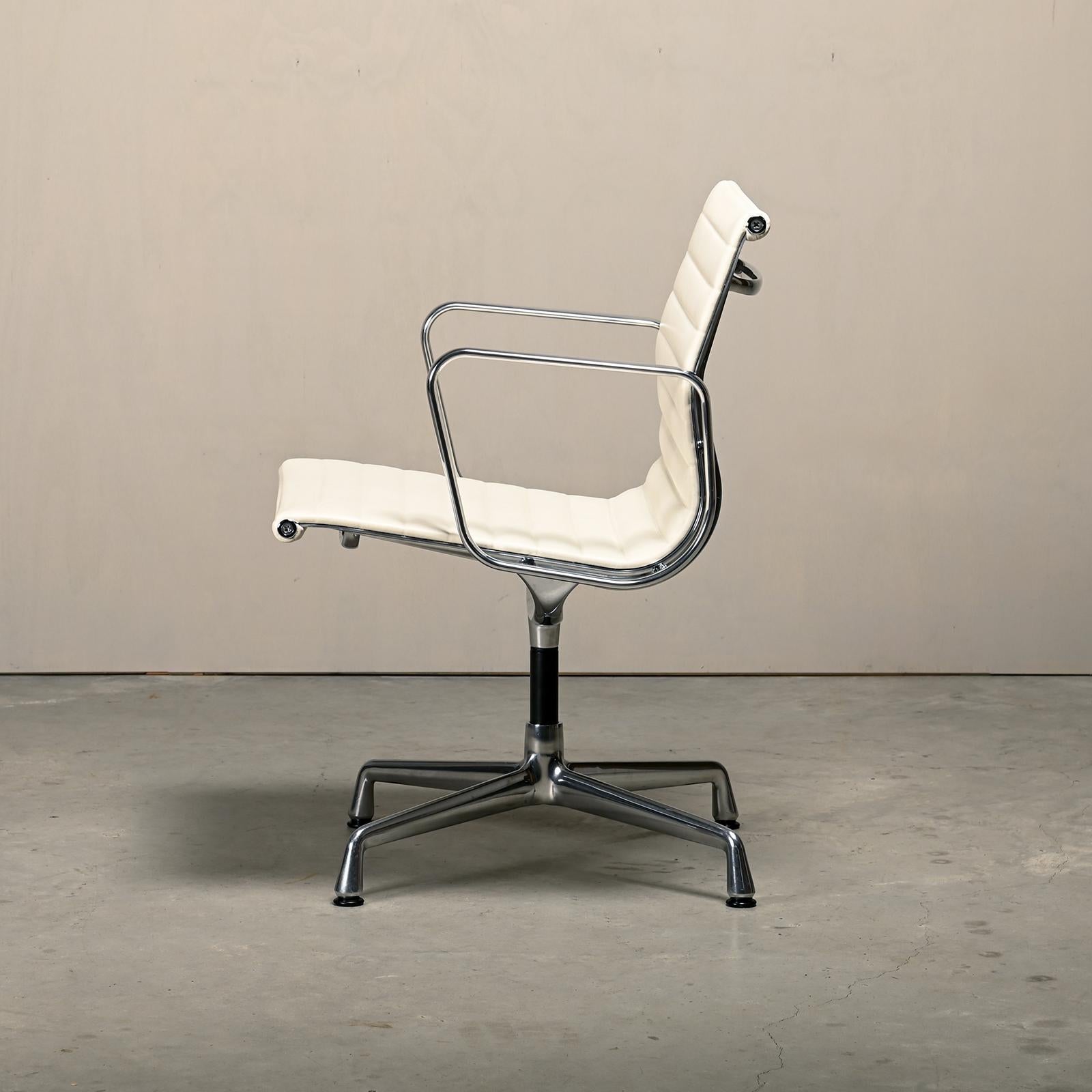 Charles & Ray Eames EA108 Esszimmerstuhl aus poliertem Aluminium und weißem Leder im Angebot 1