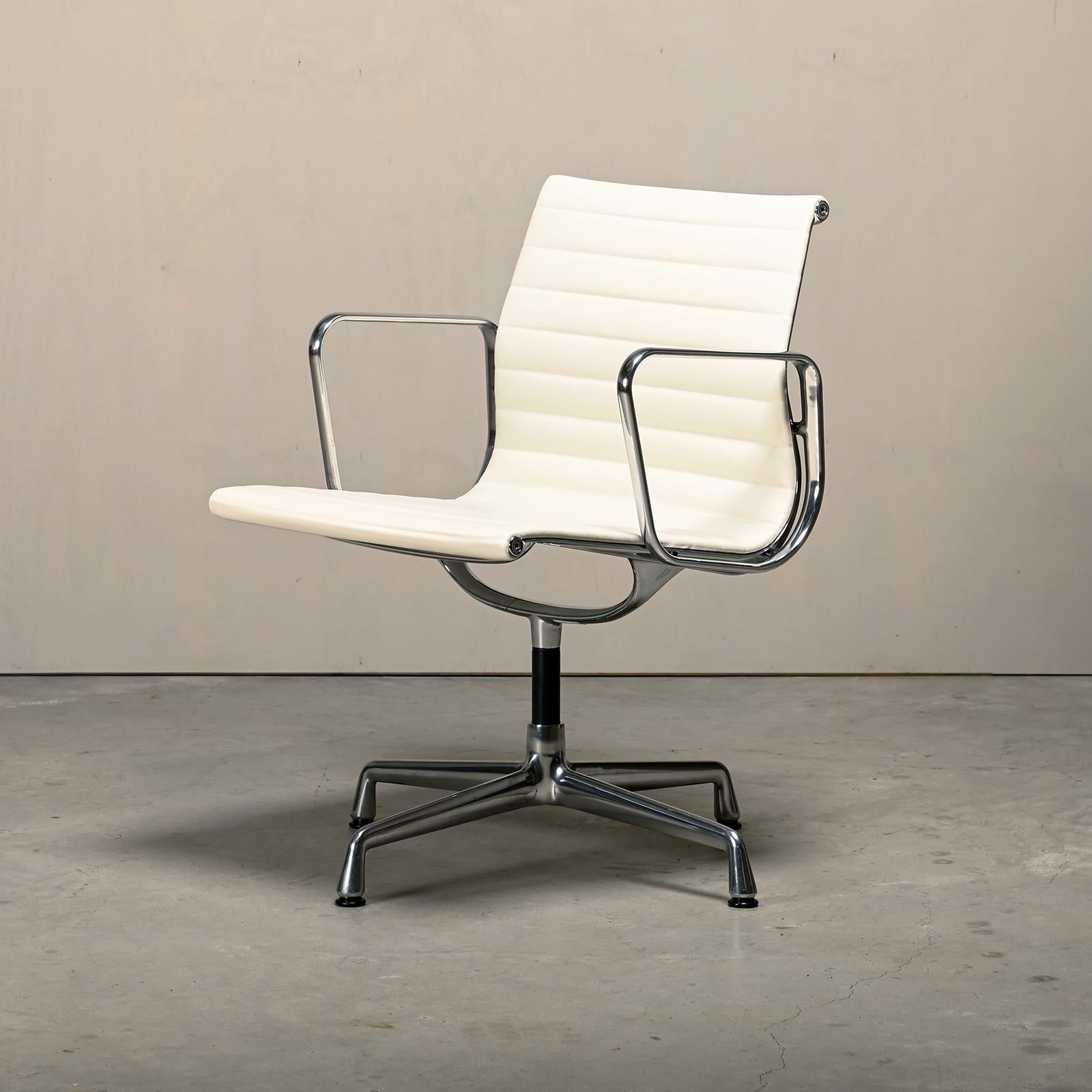 Charles & Ray Eames EA108 Esszimmerstuhl aus poliertem Aluminium und weißem Leder im Angebot 2
