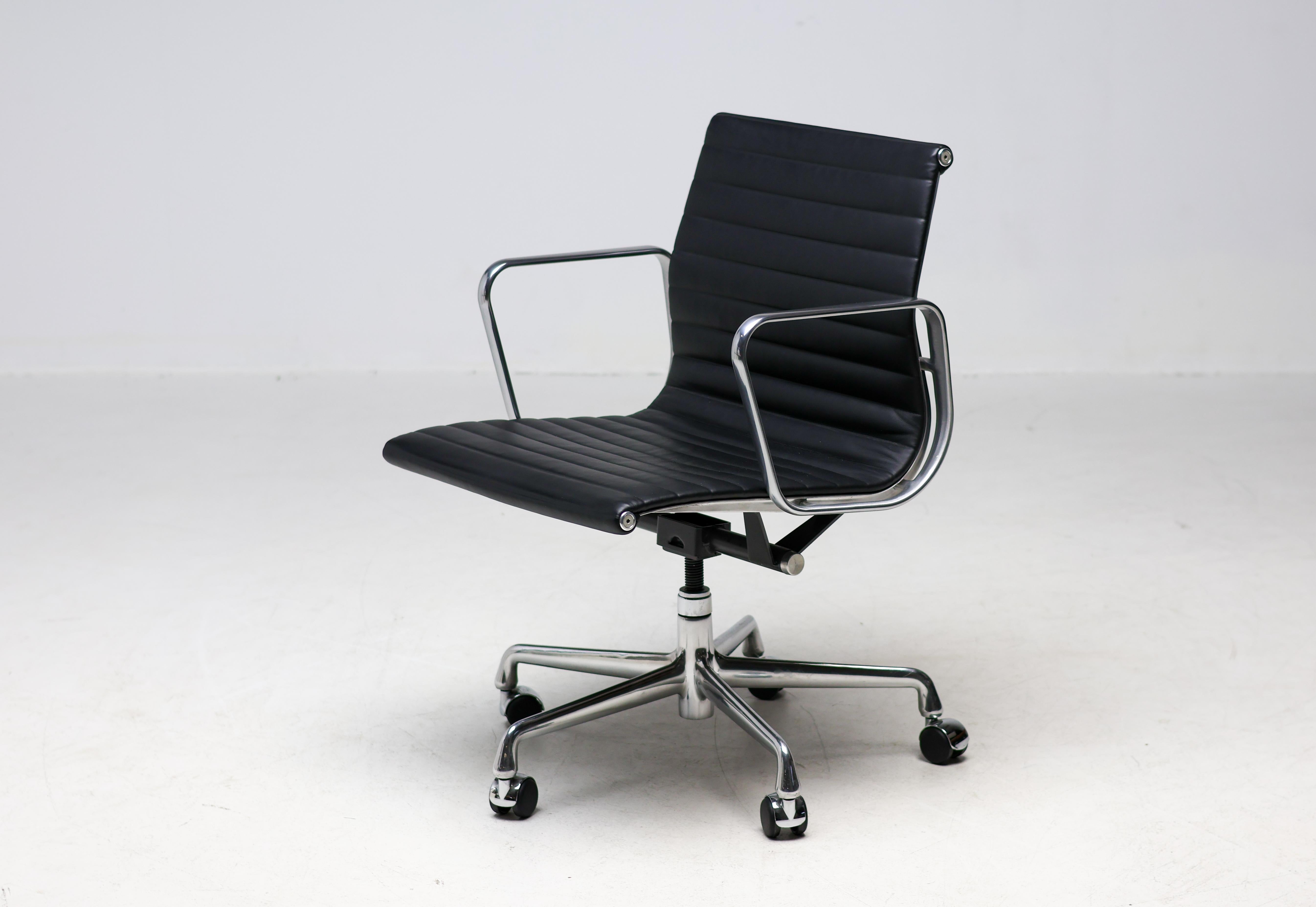 Charles & Ray Eames EA117 Schwarze Executive-Schreibtischstühle aus Leder von Herman Miller im Angebot 3
