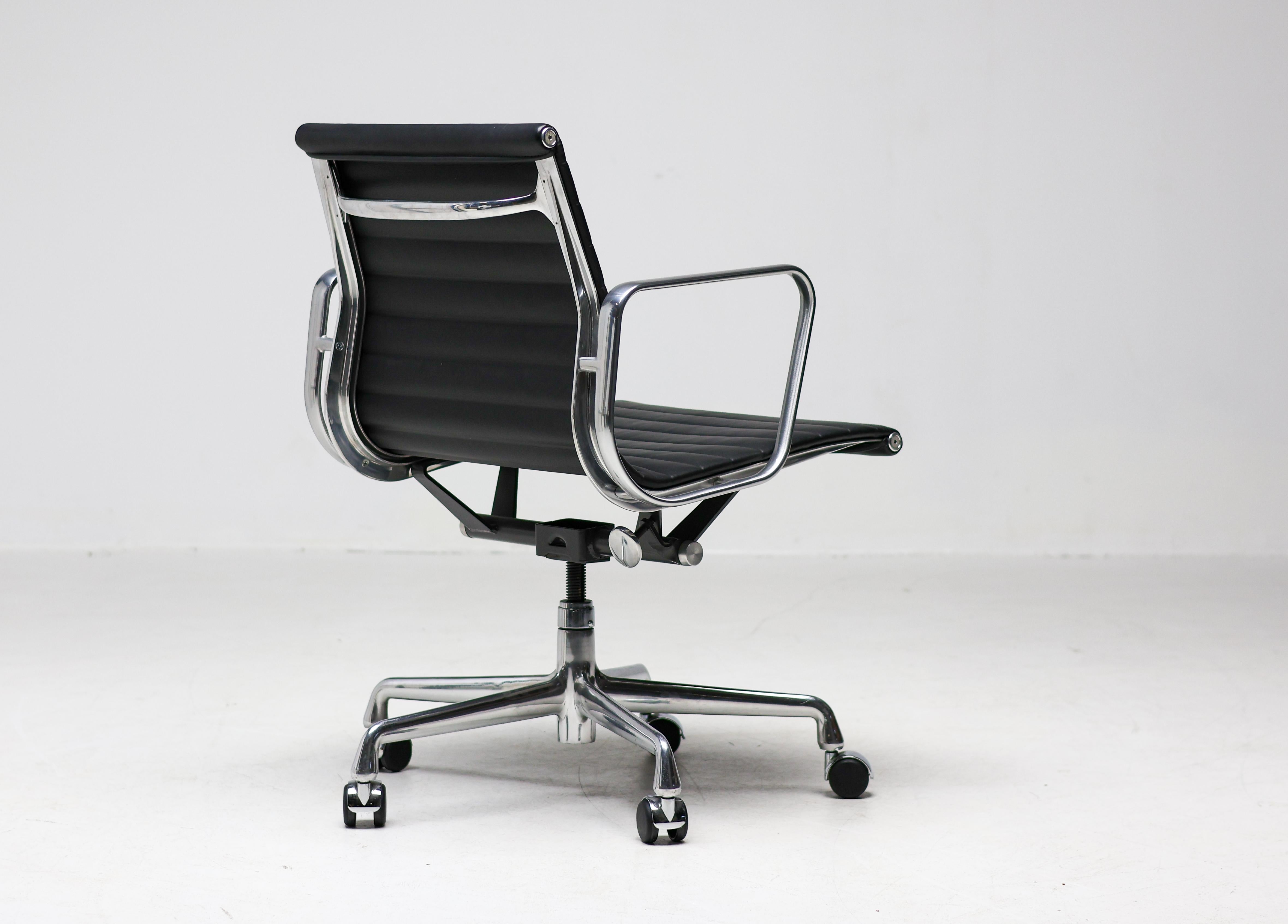 Bürostuhl, Modell EA117, in den USA bekannt als EA335, entworfen von Charles und Ray Eames für Herman Miller. Rückenlehne und Sitz aus schwarzem Leder, sowohl vorne als auch hinten. Gestell, Armlehnen und Fünfsternfuß aus Aluminiumdruckguss.