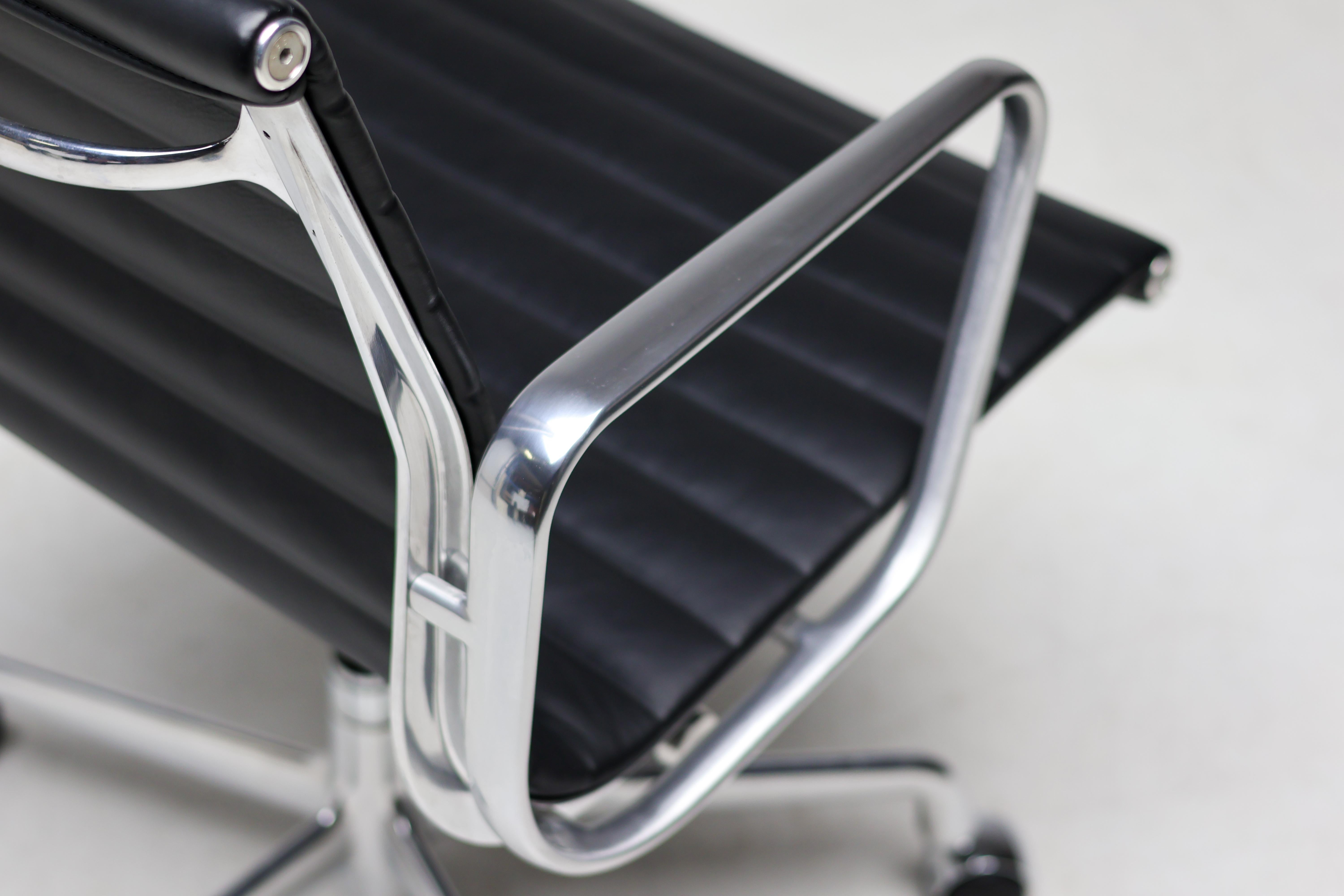 Mid-Century Modern Chaises de bureau en cuir noir Charles and Ray Eames EA117 par Herman Miller en vente