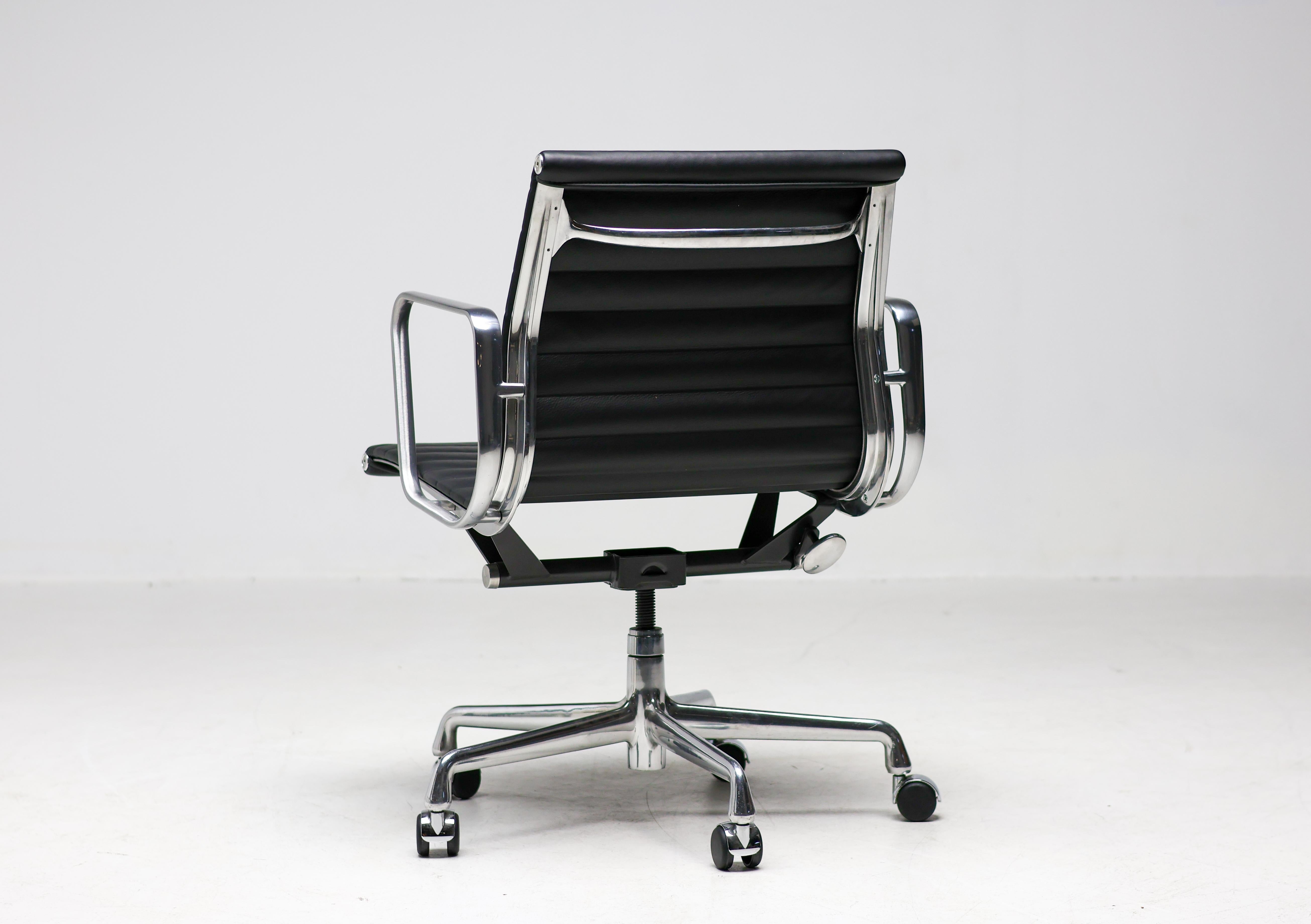 XXIe siècle et contemporain Chaises de bureau en cuir noir Charles and Ray Eames EA117 par Herman Miller en vente
