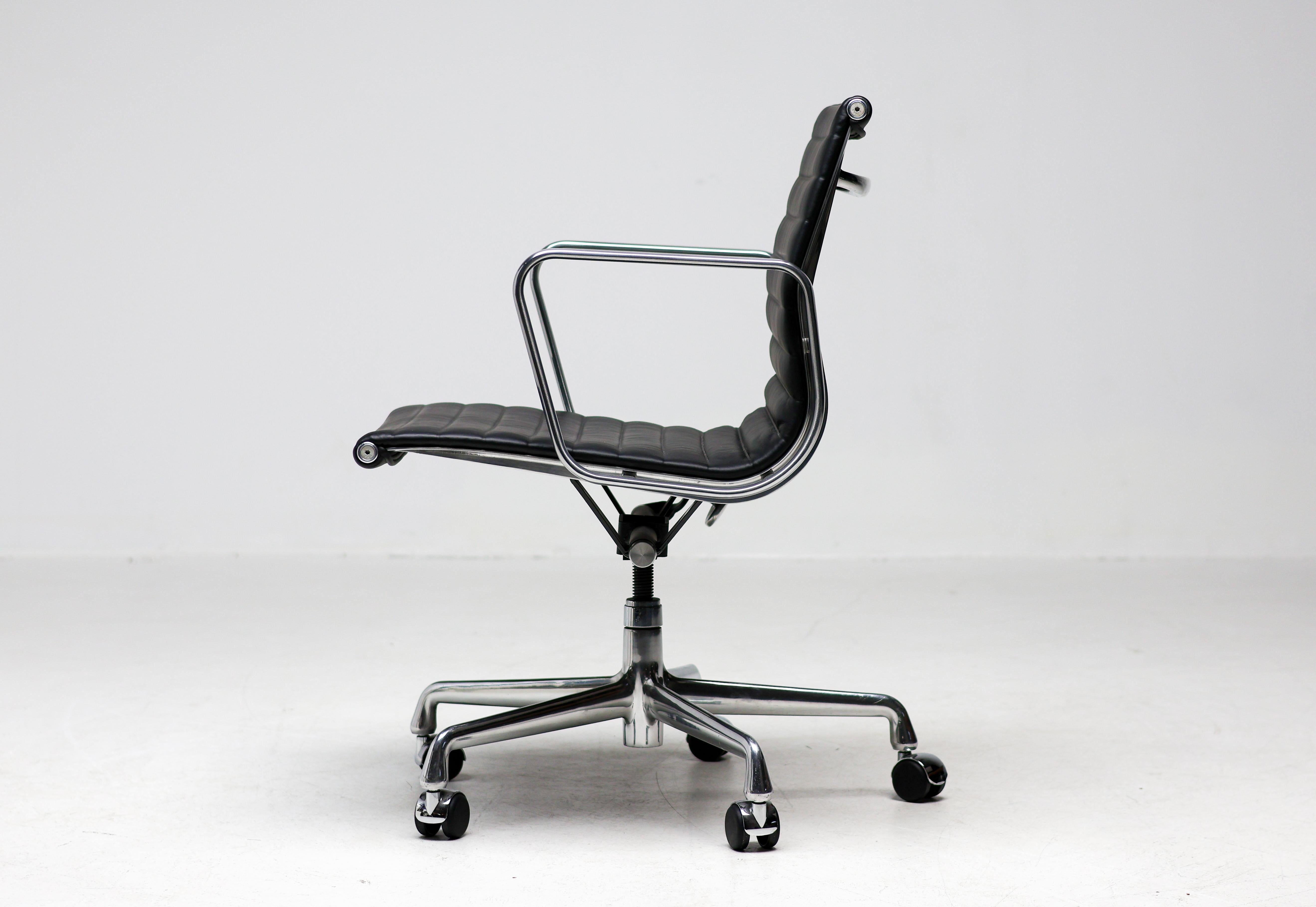 Chaises de bureau en cuir noir Charles and Ray Eames EA117 par Herman Miller en vente 1