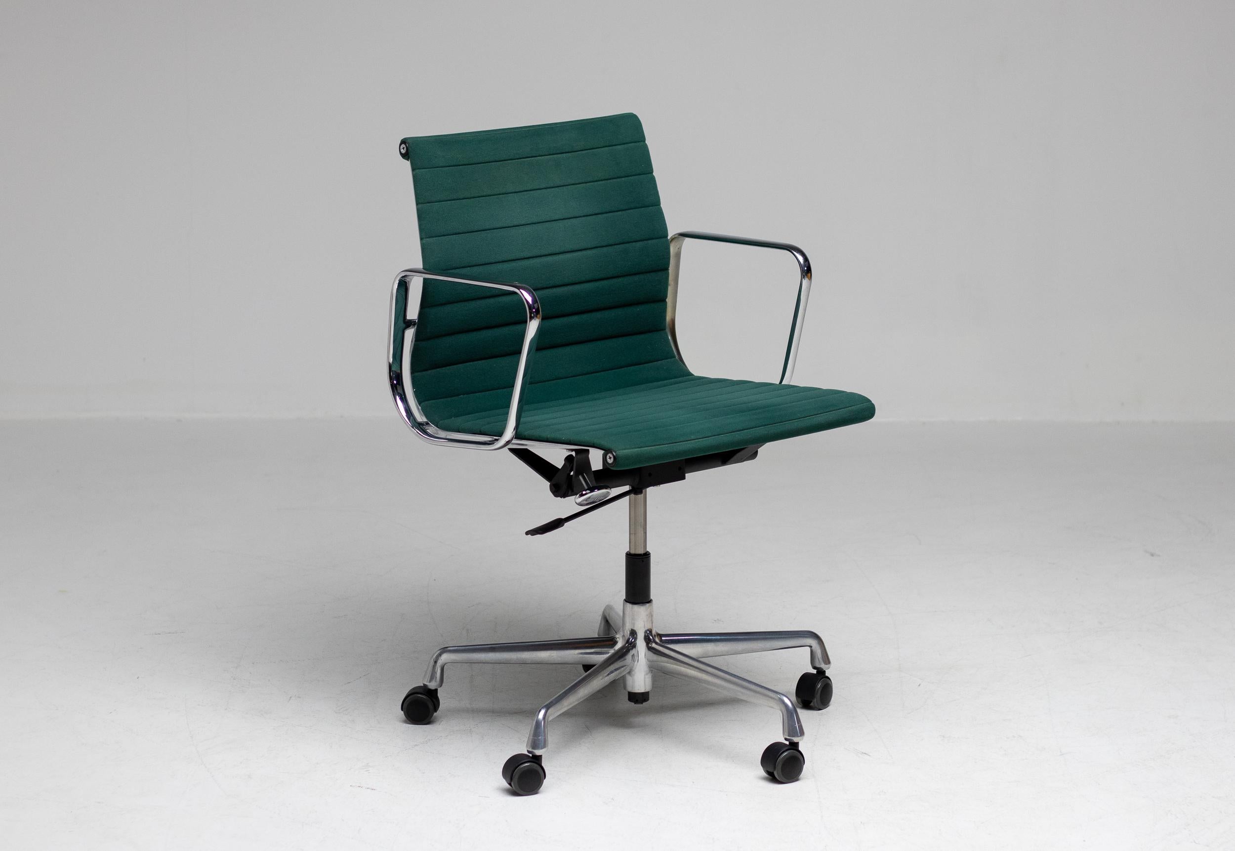 Chaise de bureau Charles & Ray Eames EA117 de Vitra 3
