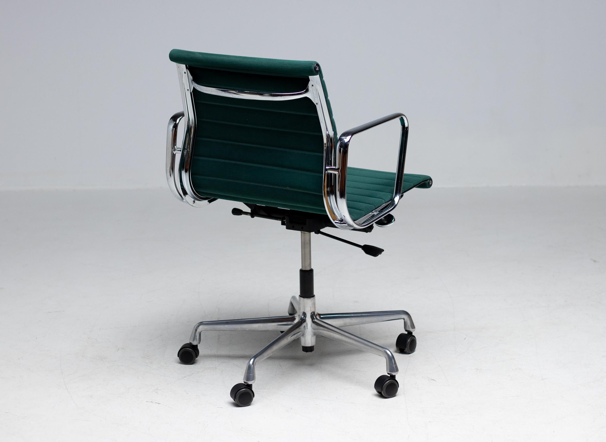 Bürostuhl, Modell EA117, entworfen von Charles und Ray Eames für Vitra / Herman Miller. 
Rückenlehne und Sitz aus sehr seltenem grünem Filz. Gestell, Armlehnen und Fünfsternfuß aus Aluminiumdruckguss. Sitzmechanik mit einstellbarer