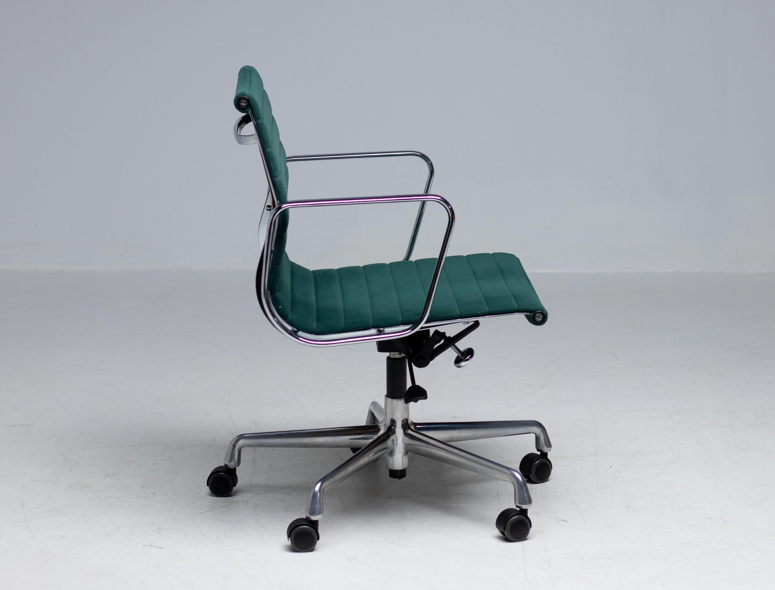 XXIe siècle et contemporain Chaise de bureau Charles & Ray Eames EA117 de Vitra