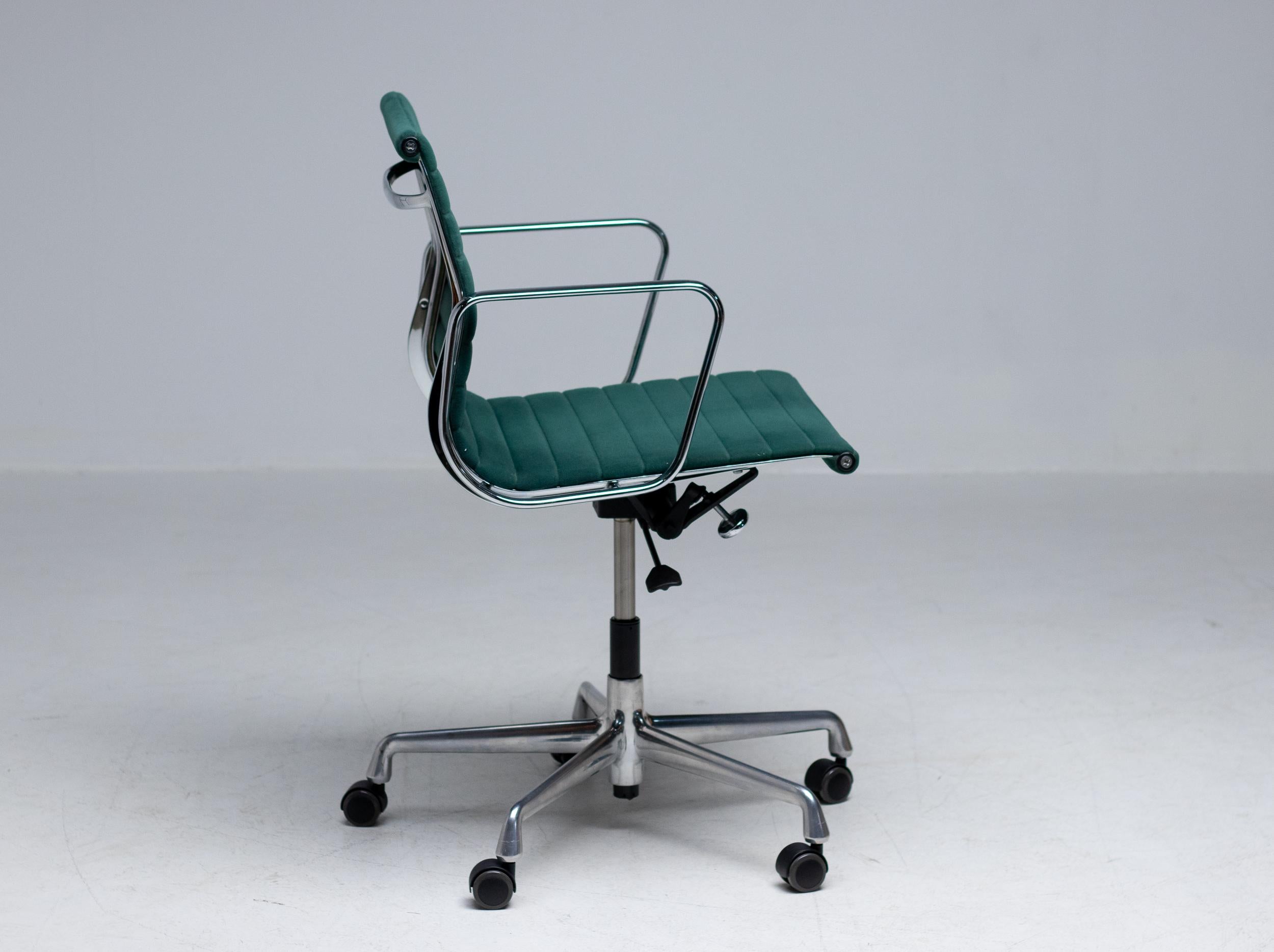 Aluminium Chaise de bureau Charles & Ray Eames EA117 de Vitra