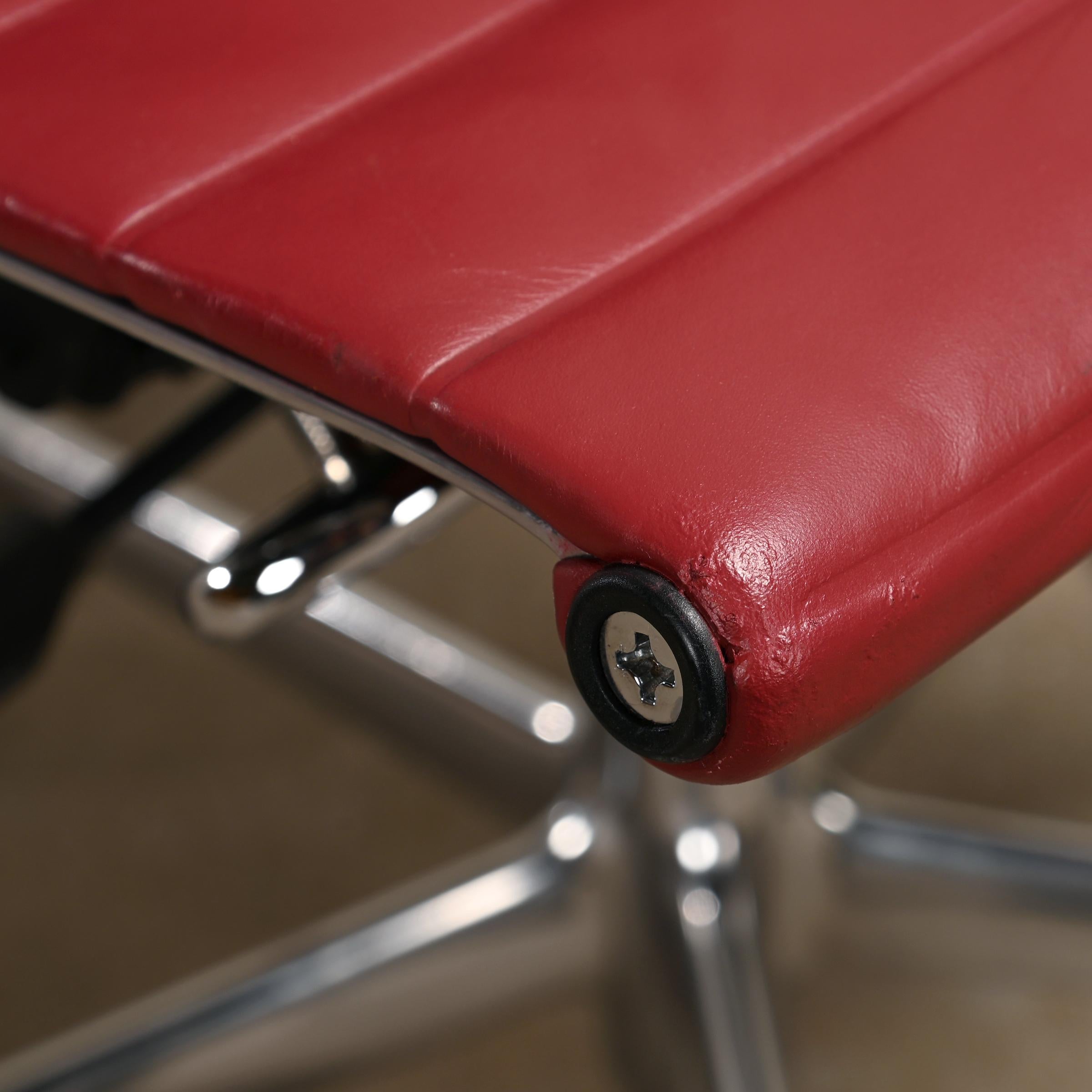 Chaise de bureau Charles & Ray Eames EA117 en cuir d'aubergine et aluminium, Vitra en vente 3