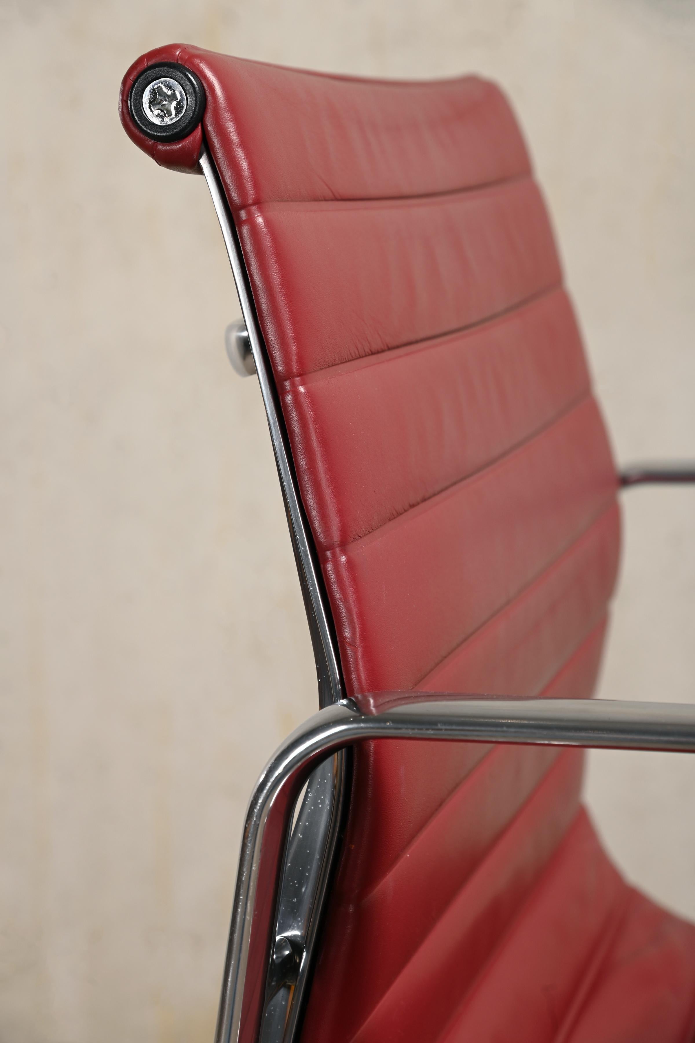 Chaise de bureau Charles & Ray Eames EA117 en cuir d'aubergine et aluminium, Vitra en vente 6